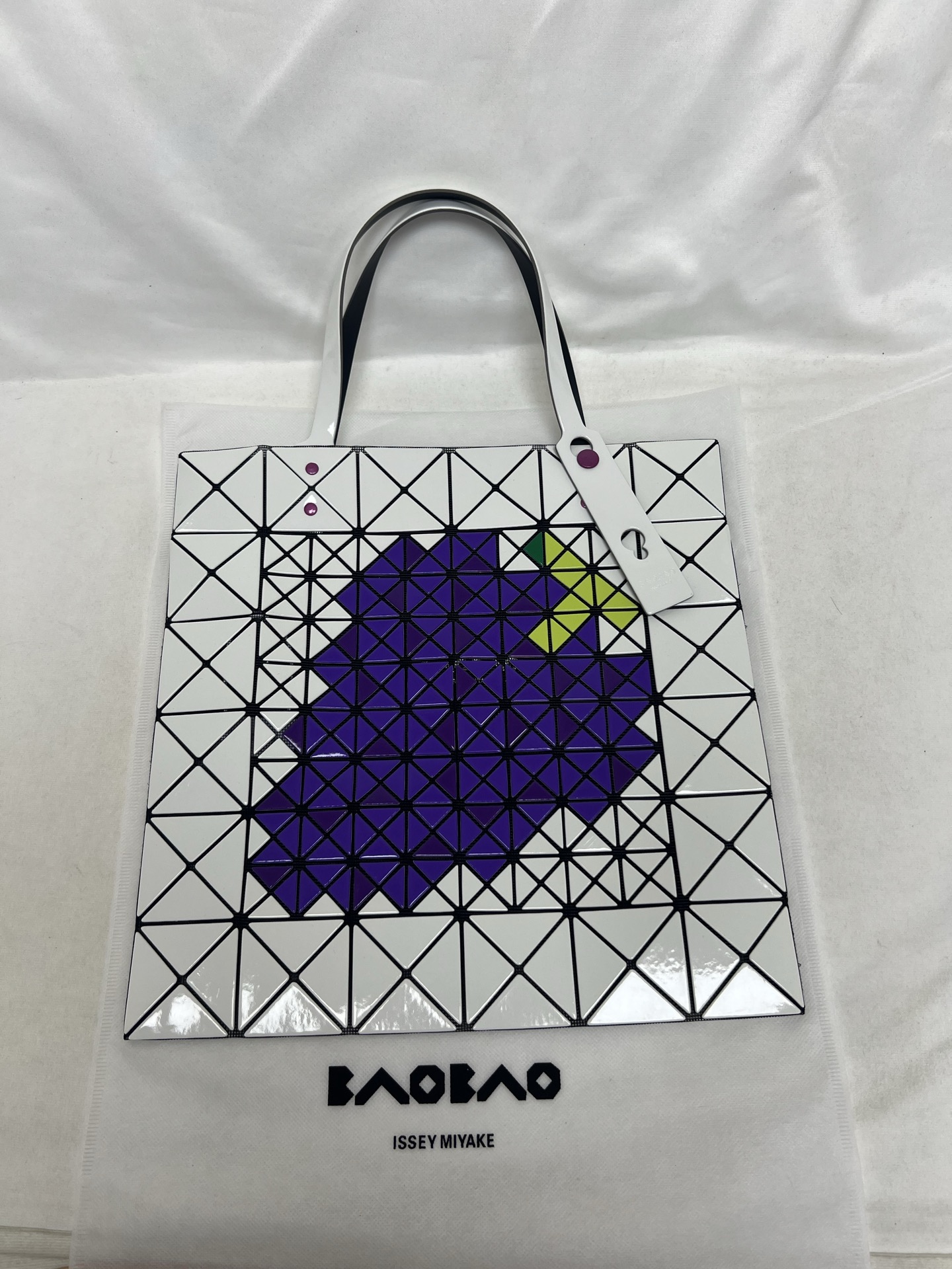Issey Miyake ～三宅一生 3月新款6格水果系列 葡萄 尺寸：34*34cm