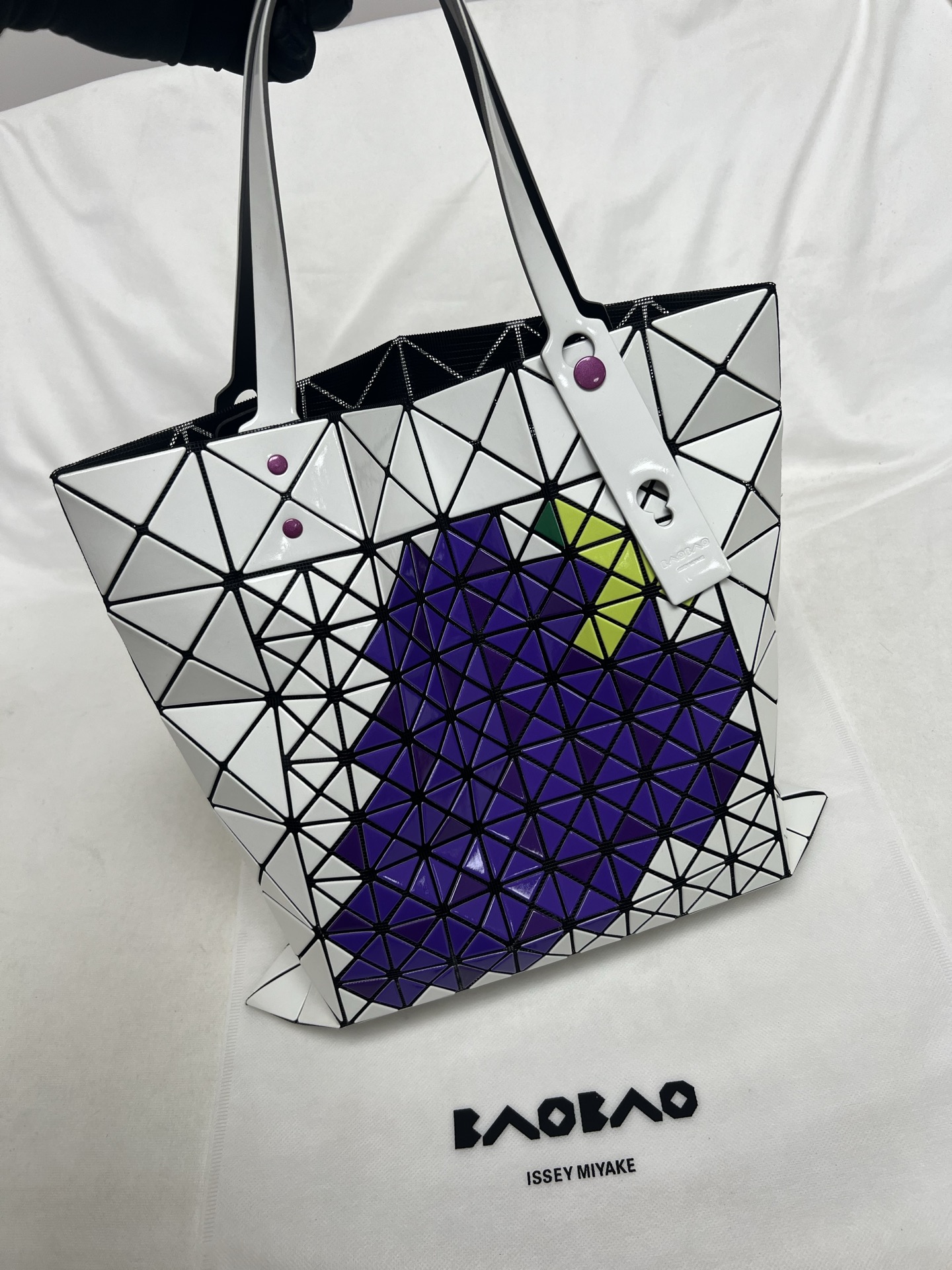 Issey Miyake ～三宅一生 3月新款6格水果系列 葡萄 尺寸：34*34cm
