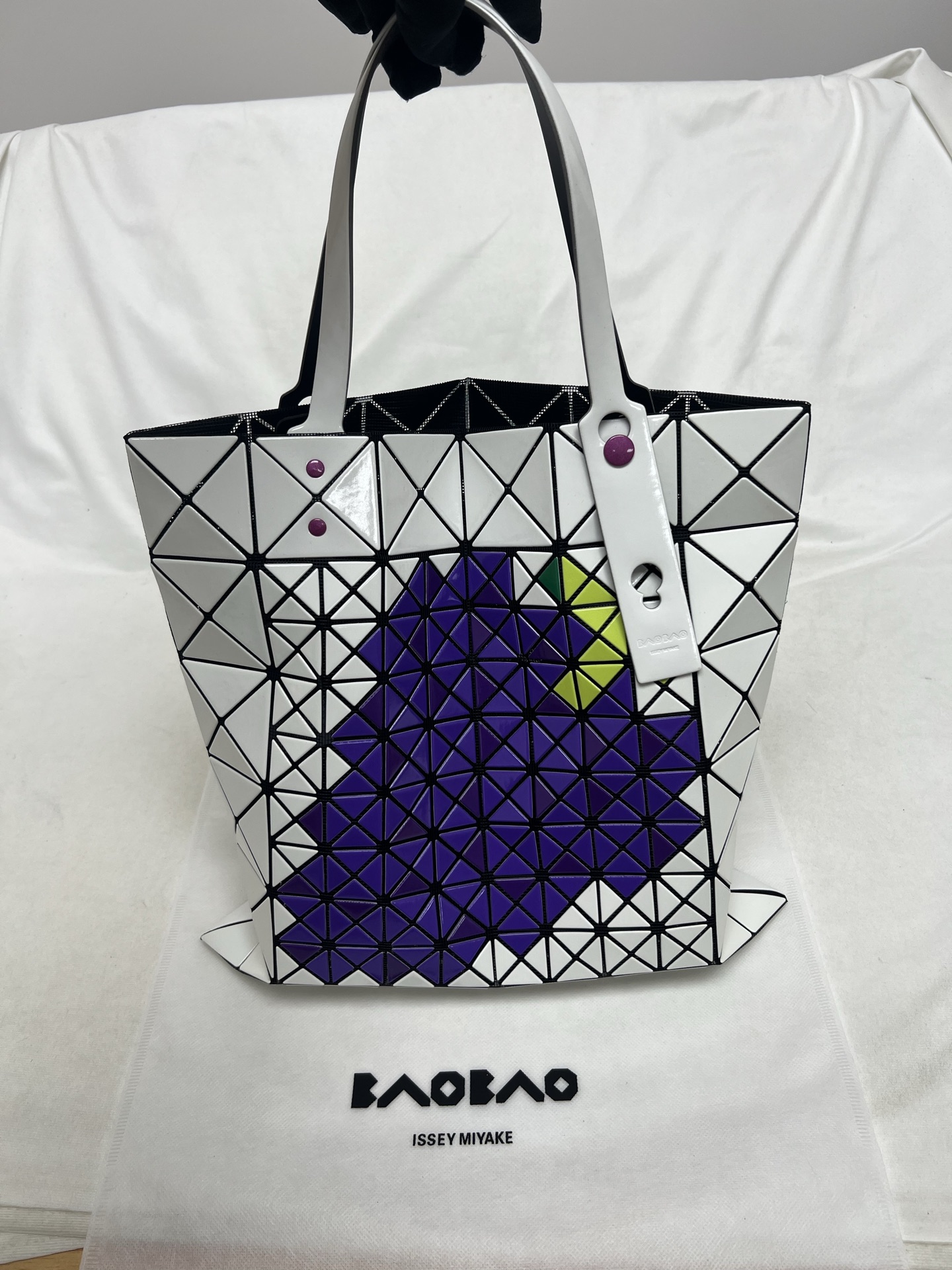Issey Miyake ～三宅一生 3月新款6格水果系列 葡萄 尺寸：34*34cm