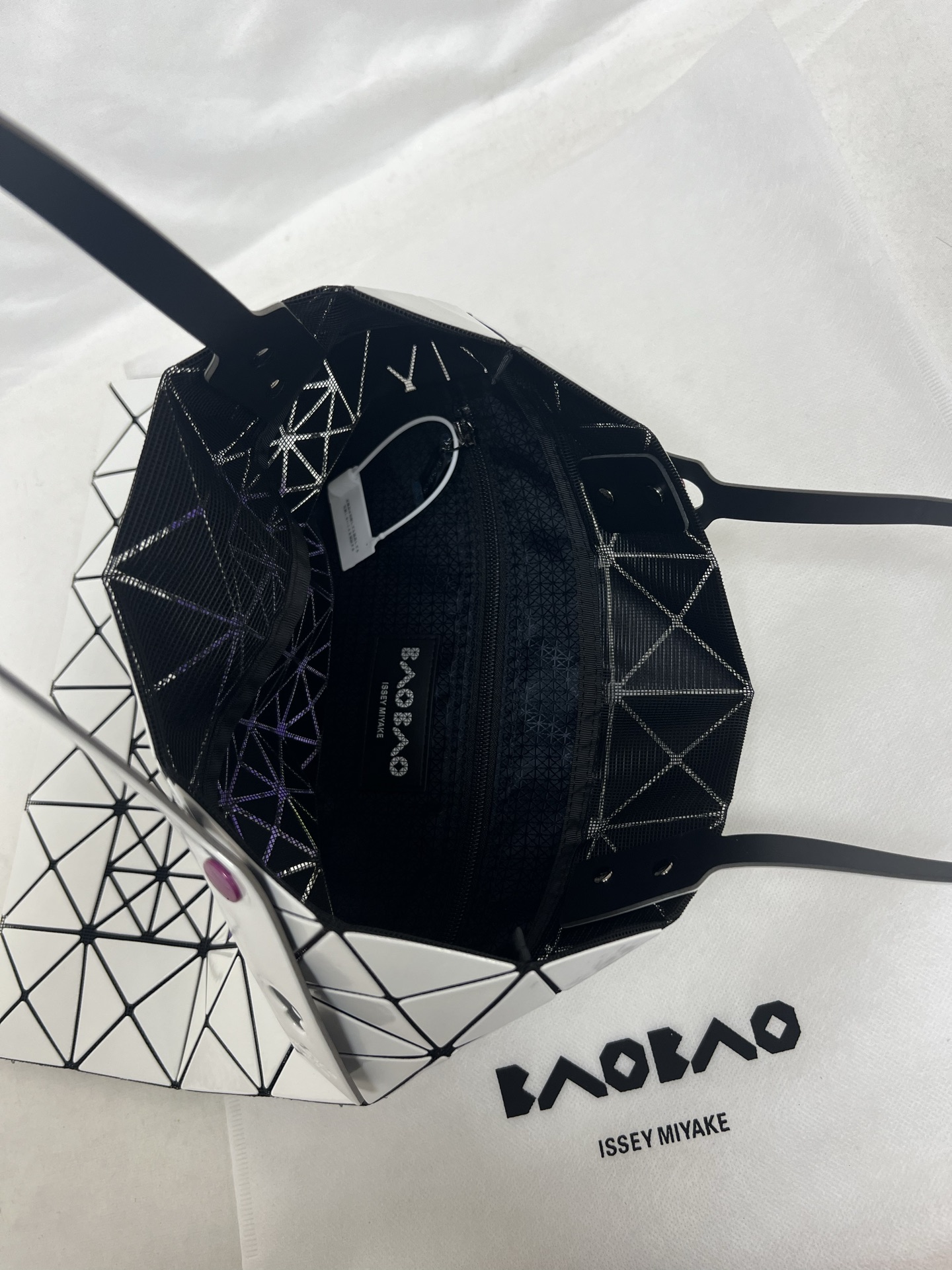 Issey Miyake ～三宅一生 3月新款6格水果系列 葡萄 尺寸：34*34cm