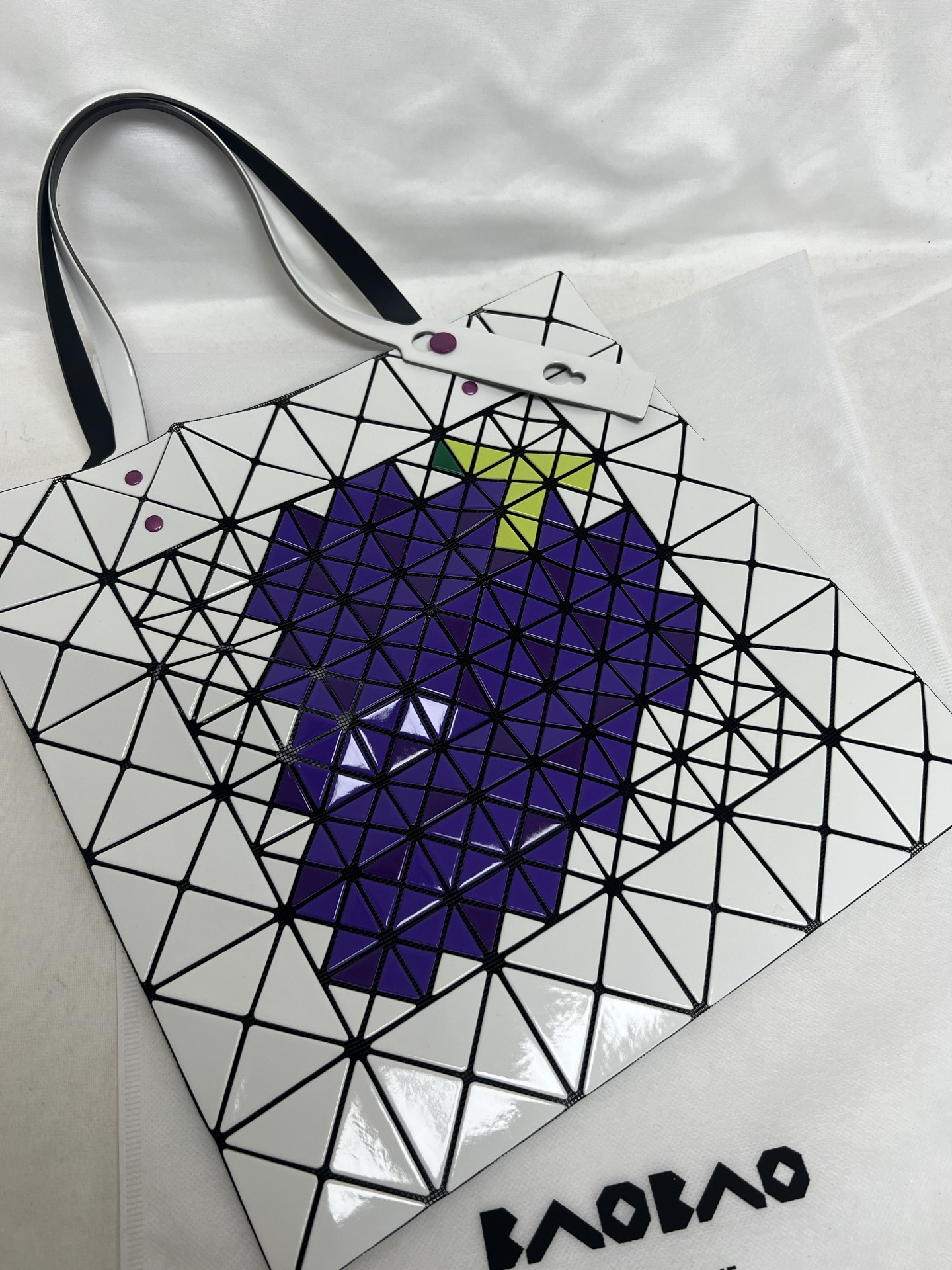 Issey Miyake ～三宅一生 3月新款6格水果系列 葡萄 尺寸：34*34cm