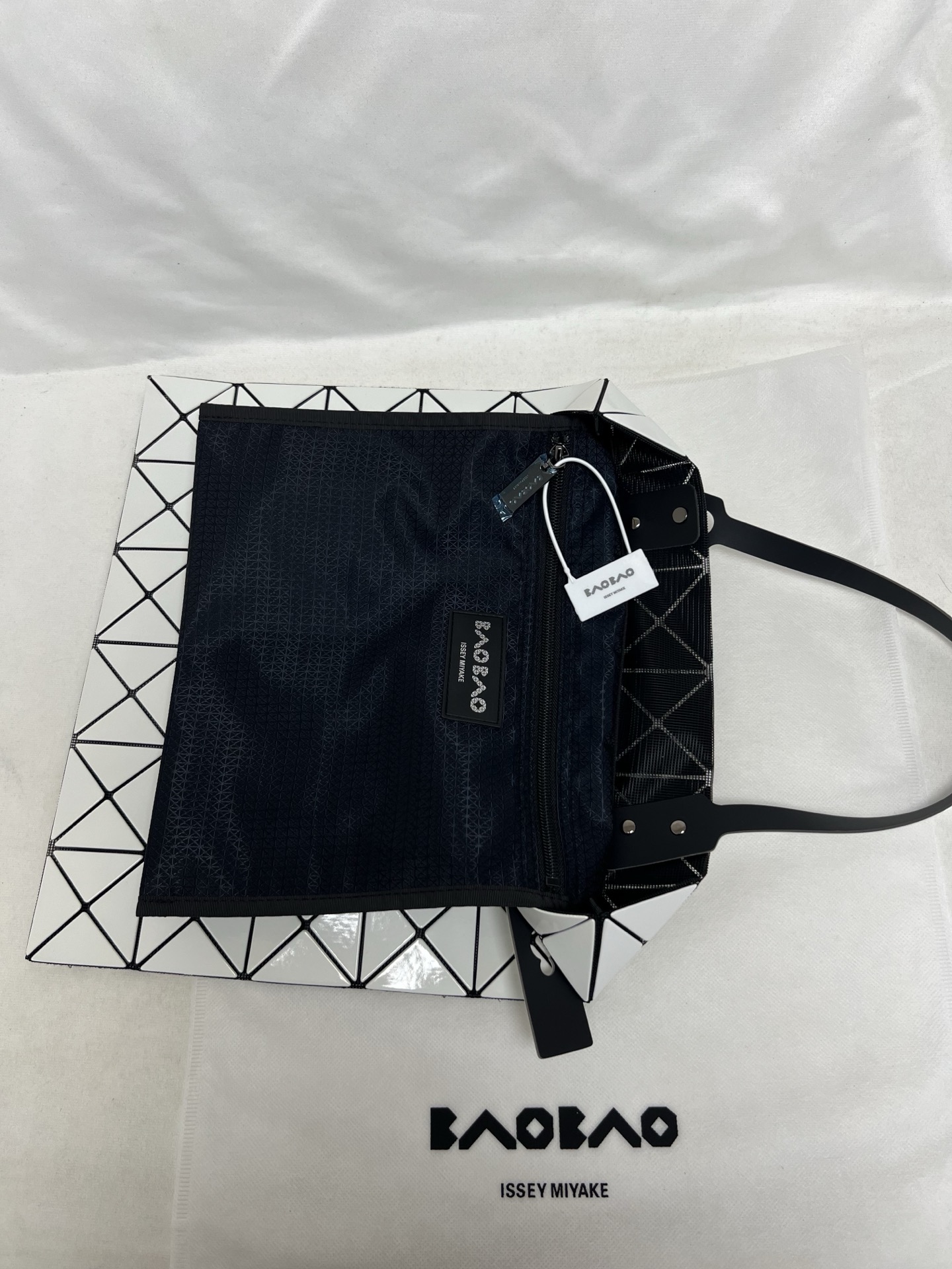 Issey Miyake ～三宅一生 3月新款6格水果系列 葡萄 尺寸：34*34cm