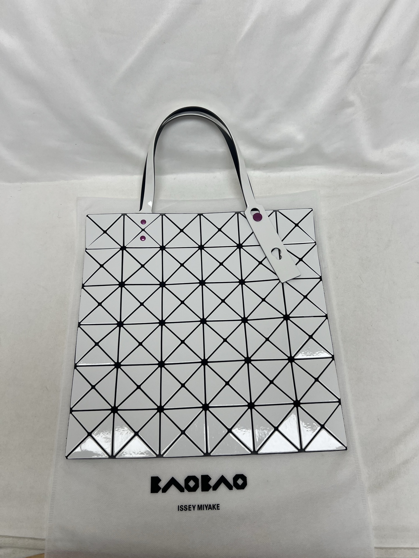 Issey Miyake ～三宅一生 3月新款6格水果系列 葡萄 尺寸：34*34cm