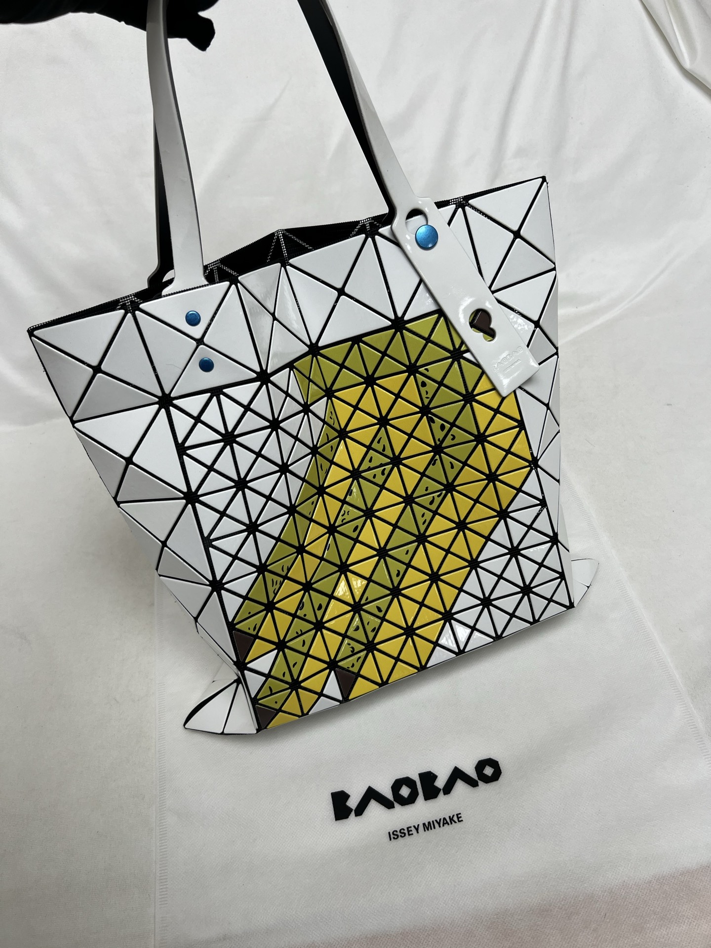 Issey Miyake ～三宅一生 3月新款6格水果系列 香蕉 尺寸：34*34cm