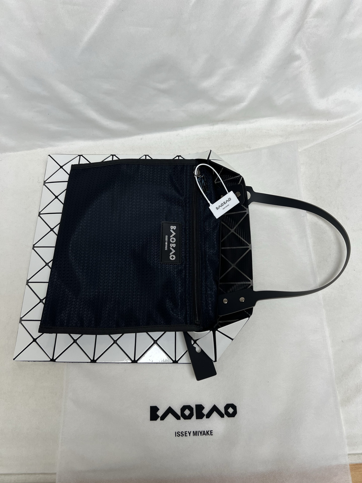 Issey Miyake ～三宅一生 3月新款6格水果系列 香蕉 尺寸：34*34cm