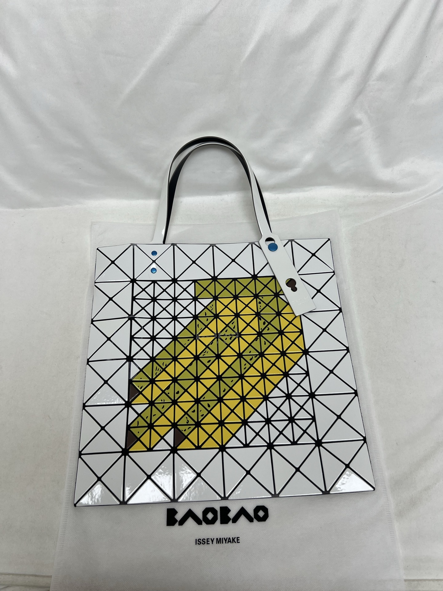 Issey Miyake ～三宅一生 3月新款6格水果系列 香蕉 尺寸：34*34cm