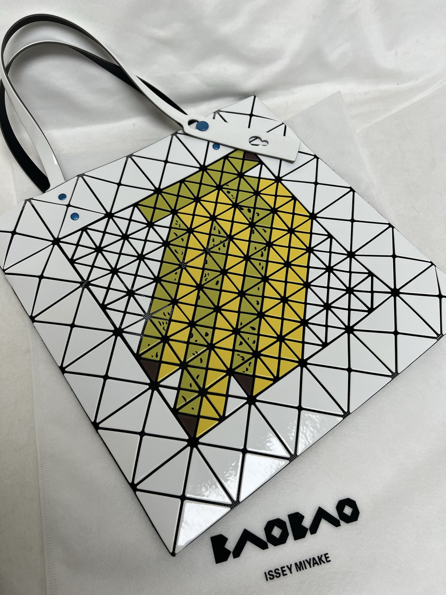 Issey Miyake ～三宅一生 3月新款6格水果系列 香蕉 尺寸：34*34cm