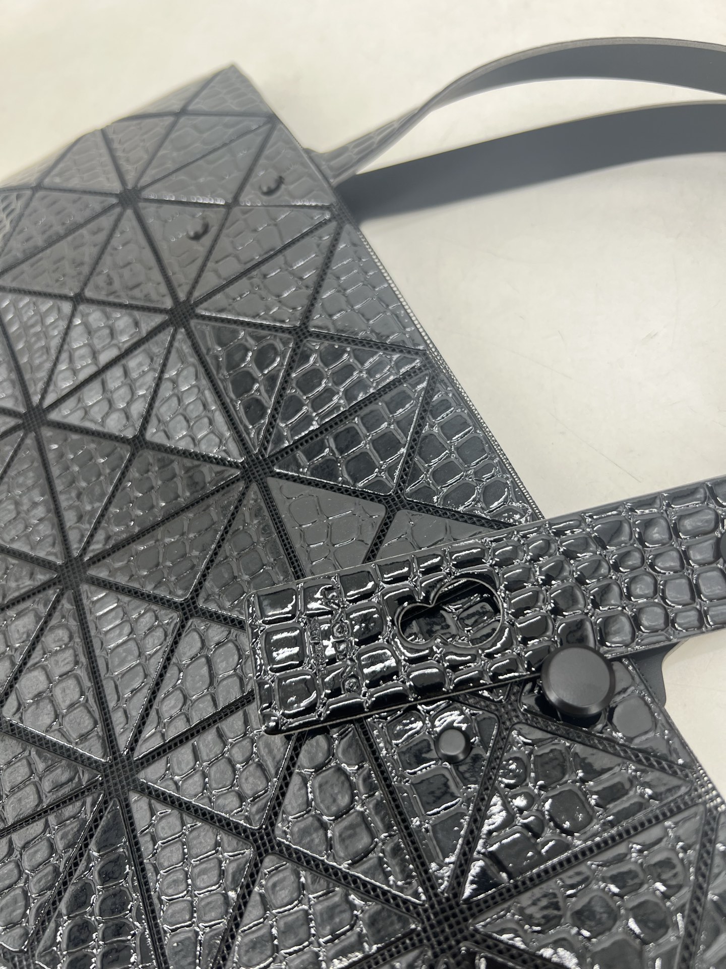 Issey Miyake ～三宅一生 4月新款6格怪兽系列 托特包通过施有压纹膜的立体面料来呈现“怪兽”般的纹理