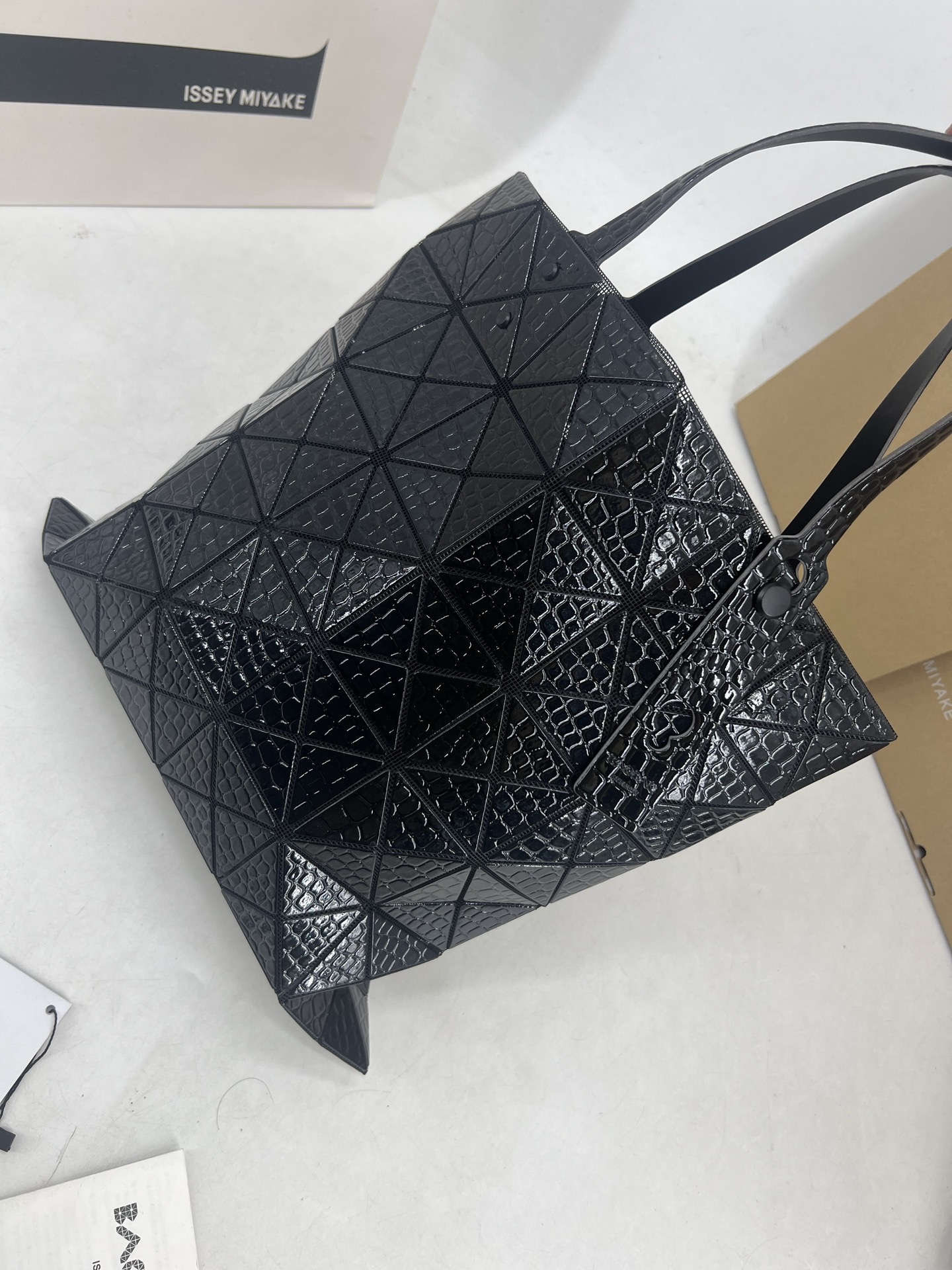 Issey Miyake ～三宅一生 4月新款6格怪兽系列 托特包通过施有压纹膜的立体面料来呈现“怪兽”般的纹理