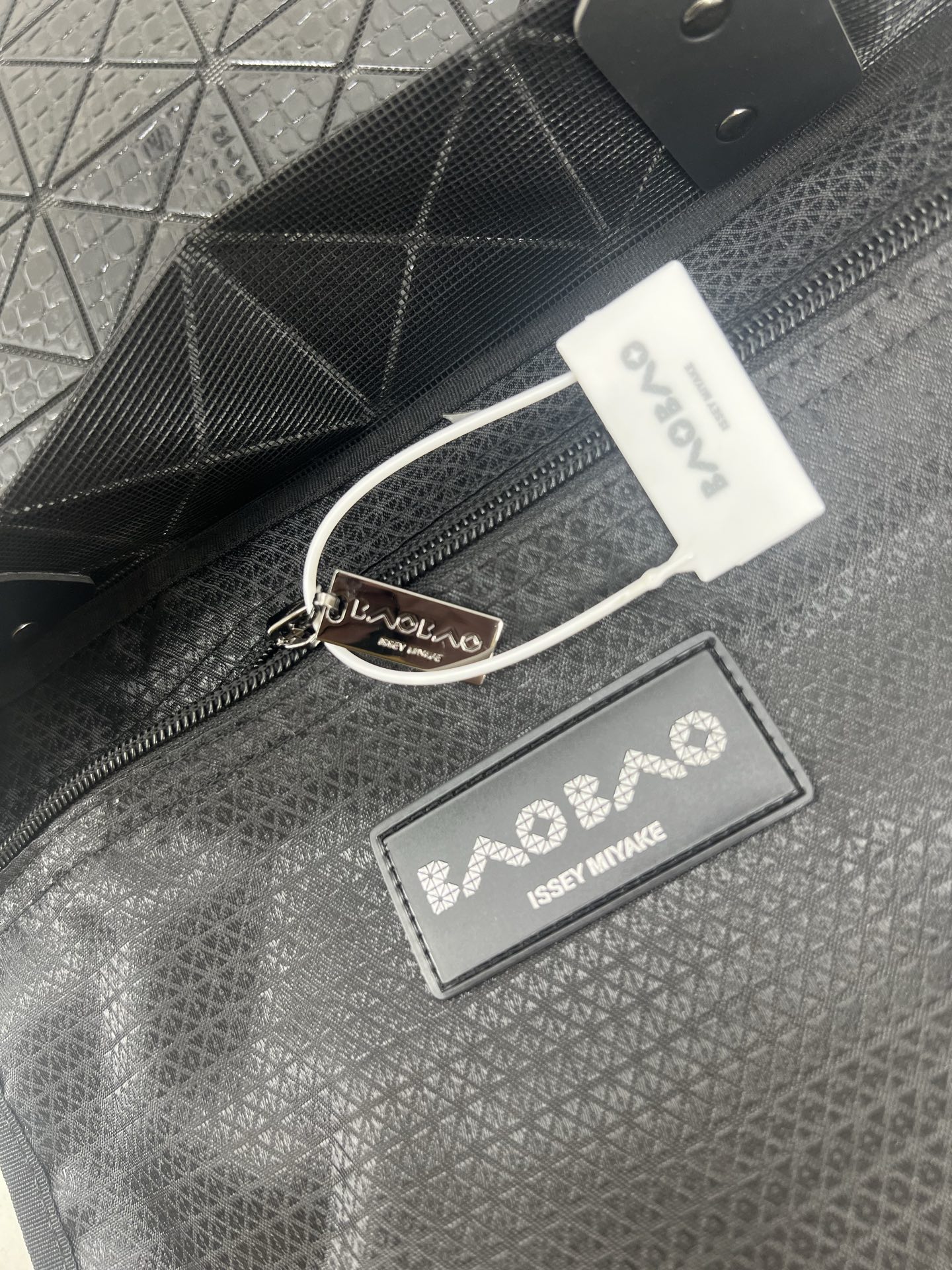 Issey Miyake ～三宅一生 4月新款6格怪兽系列 托特包通过施有压纹膜的立体面料来呈现“怪兽”般的纹理
