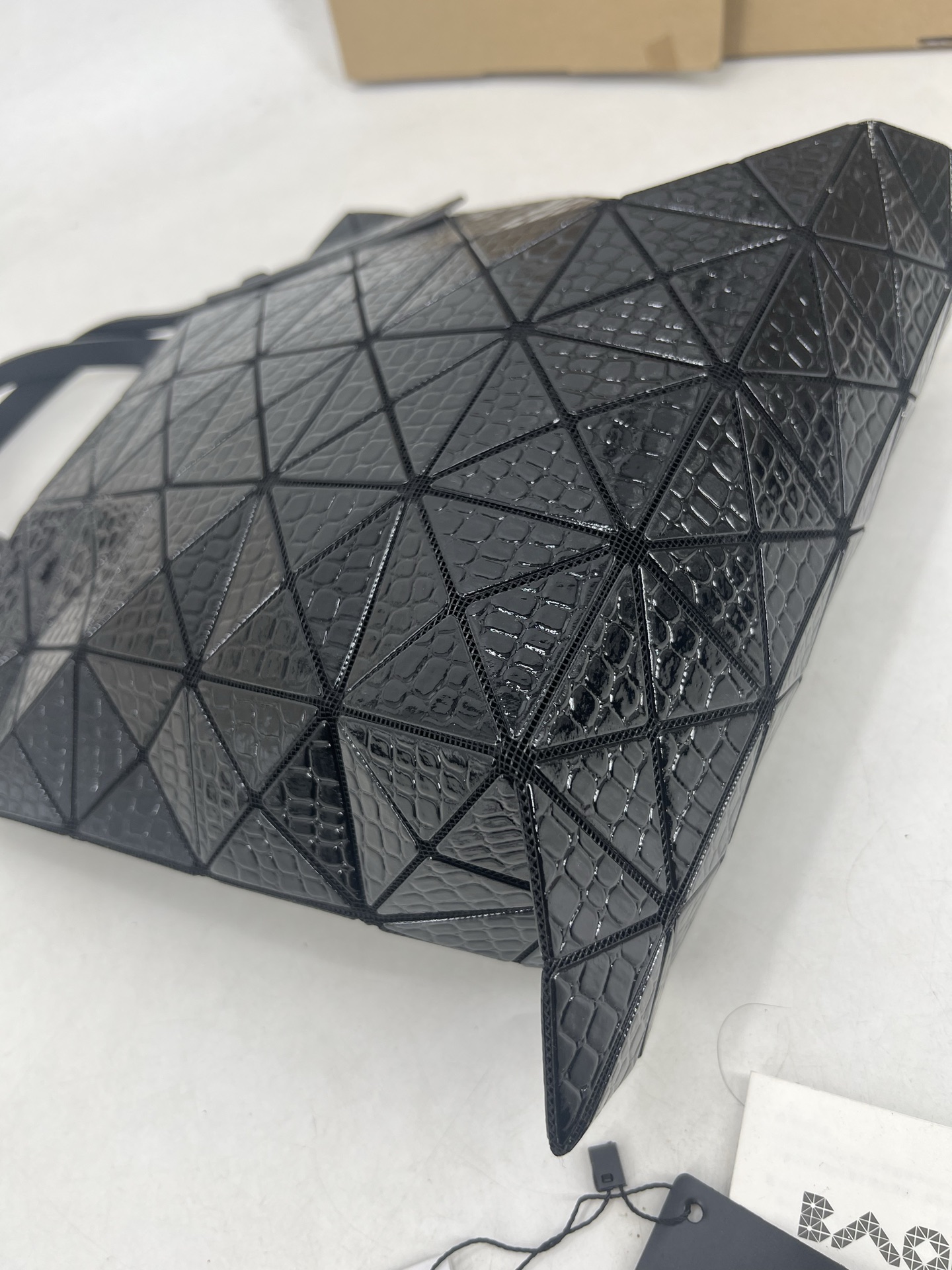 Issey Miyake ～三宅一生 4月新款6格怪兽系列 托特包通过施有压纹膜的立体面料来呈现“怪兽”般的纹理