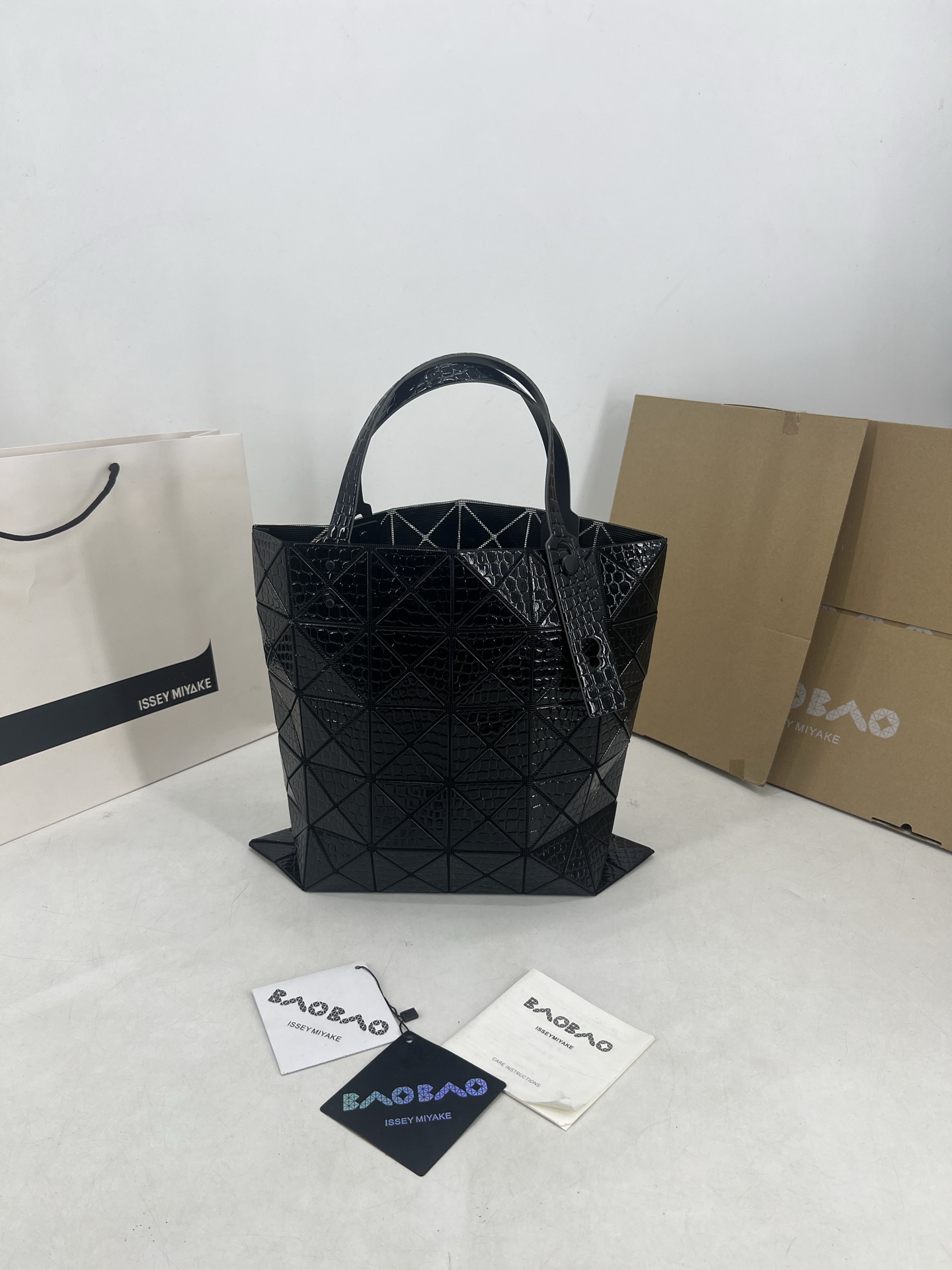 Issey Miyake ～三宅一生 4月新款6格怪兽系列 托特包通过施有压纹膜的立体面料来呈现“怪兽”般的纹理
