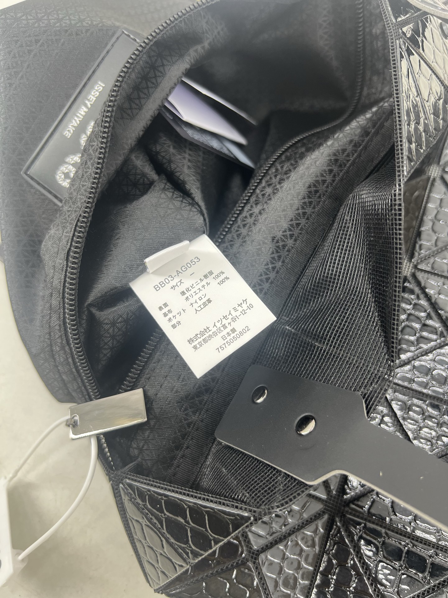 Issey Miyake ～三宅一生 4月新款6格怪兽系列 托特包通过施有压纹膜的立体面料来呈现“怪兽”般的纹理