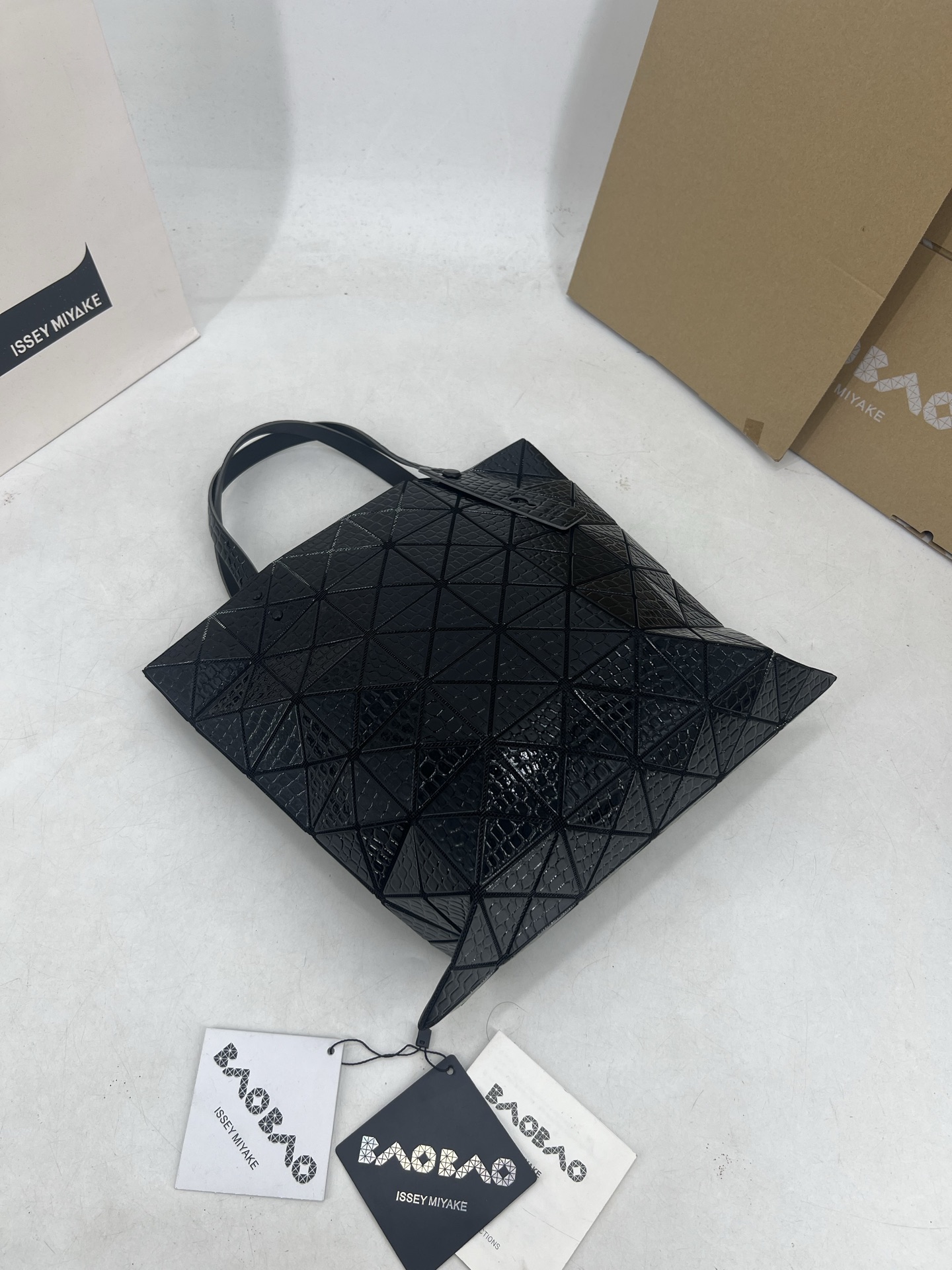 Issey Miyake ～三宅一生 4月新款6格怪兽系列 托特包通过施有压纹膜的立体面料来呈现“怪兽”般的纹理