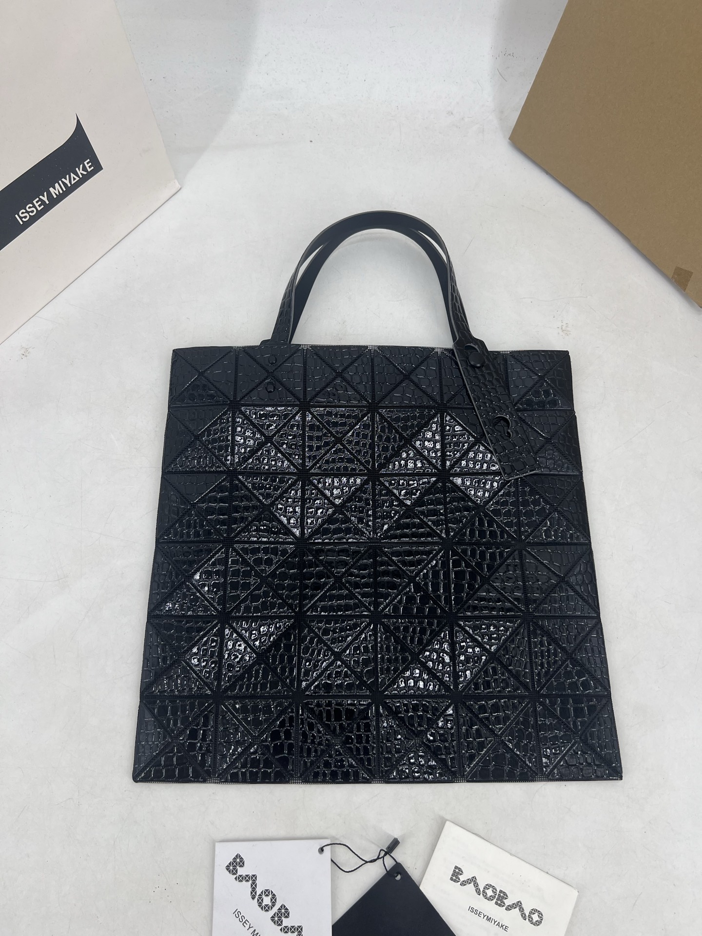 Issey Miyake ～三宅一生 4月新款6格怪兽系列 托特包通过施有压纹膜的立体面料来呈现“怪兽”般的纹理