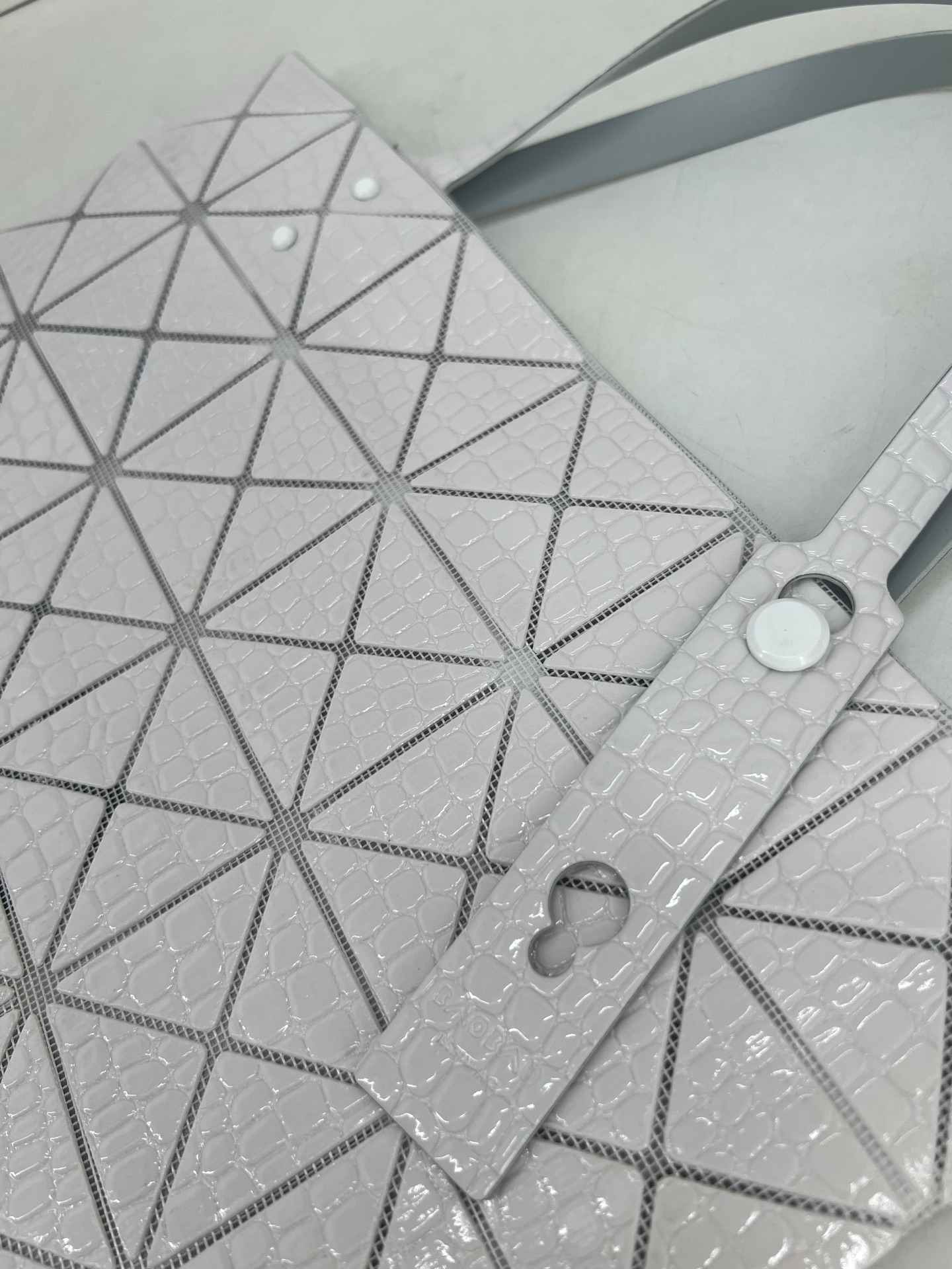 Issey Miyake ～三宅一生 4月新款6格怪兽系列 托特包通过施有压纹膜的立体面料来呈现“怪兽”般的纹理