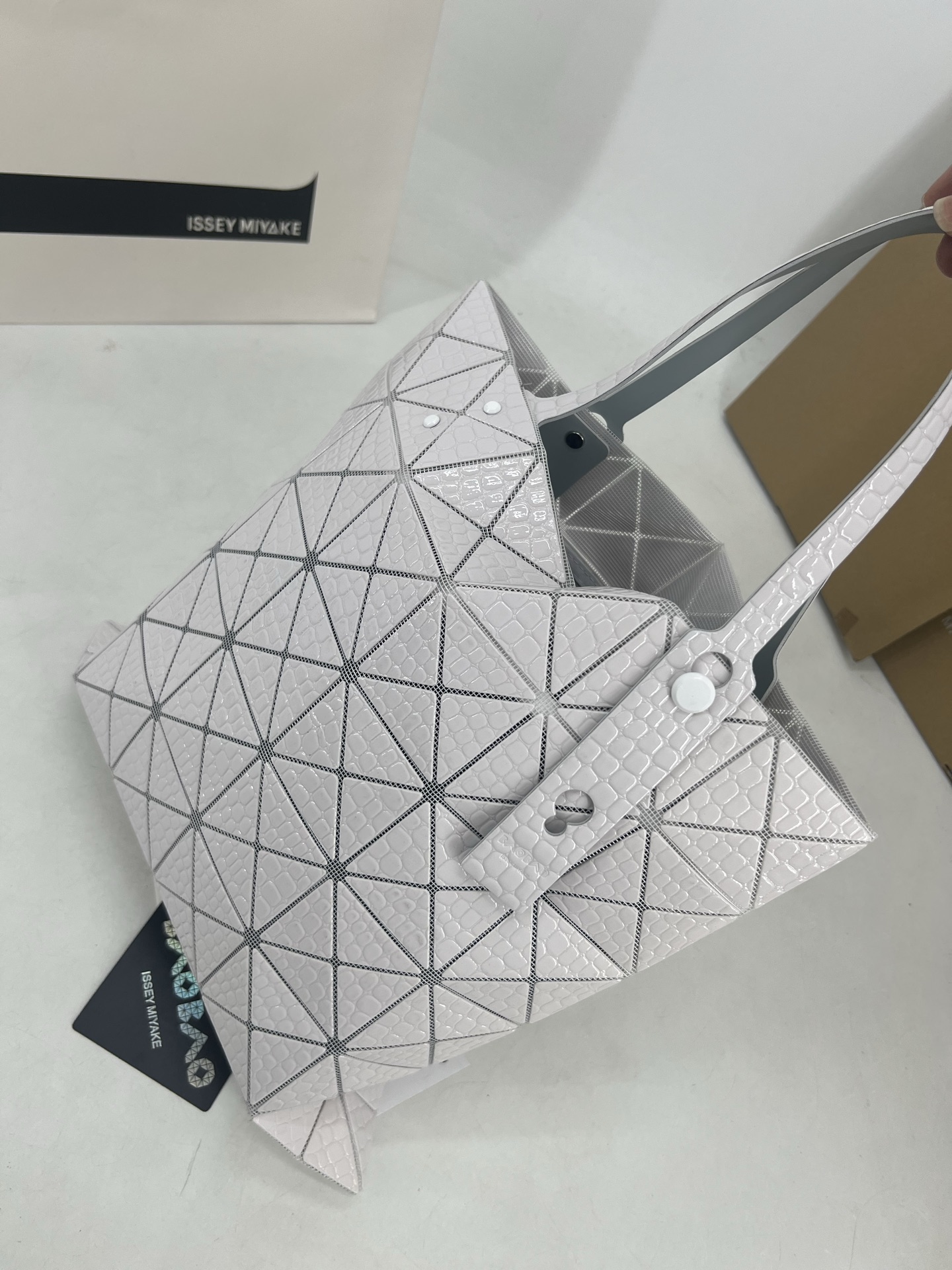 Issey Miyake ～三宅一生 4月新款6格怪兽系列 托特包通过施有压纹膜的立体面料来呈现“怪兽”般的纹理