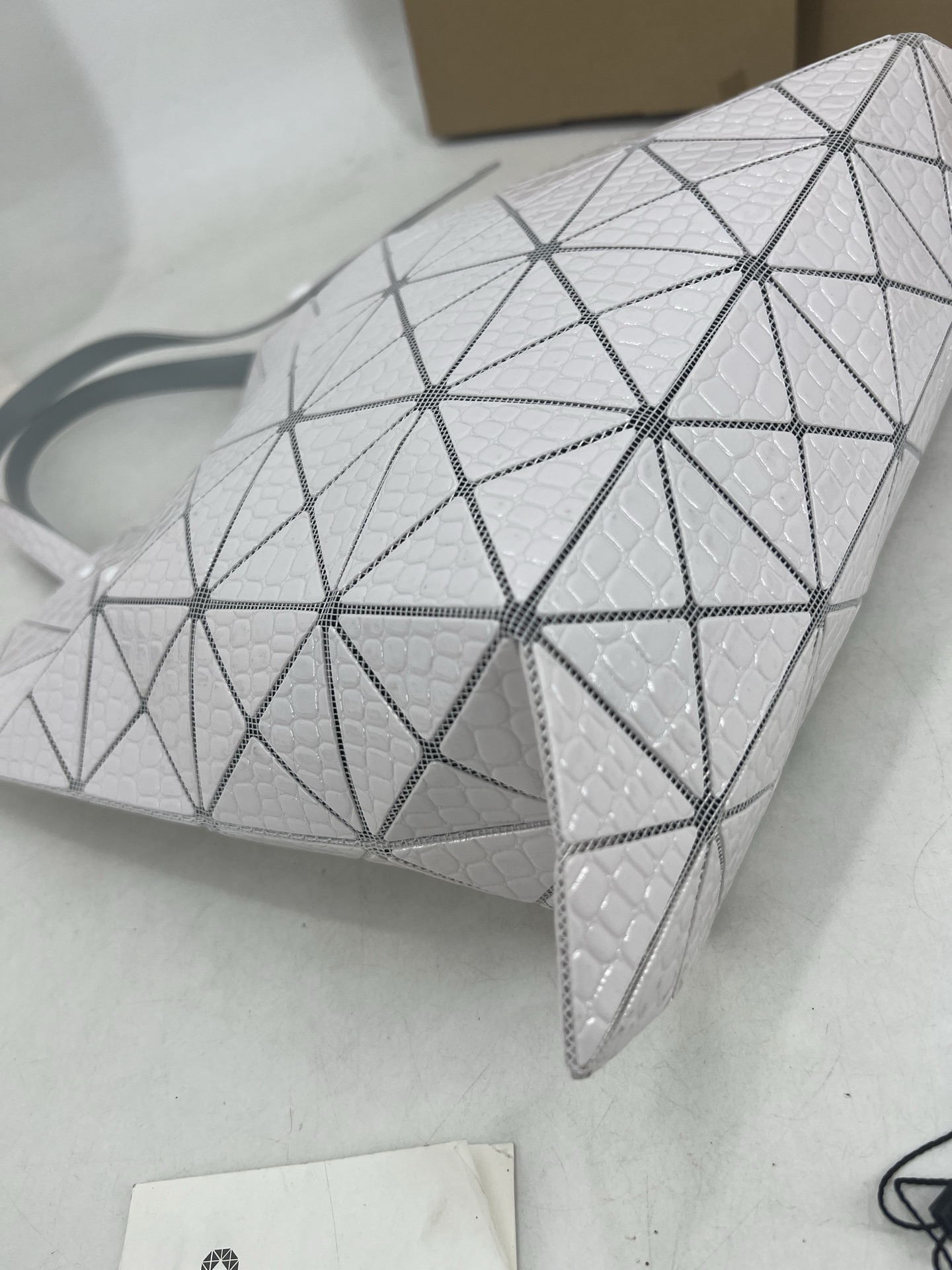 Issey Miyake ～三宅一生 4月新款6格怪兽系列 托特包通过施有压纹膜的立体面料来呈现“怪兽”般的纹理