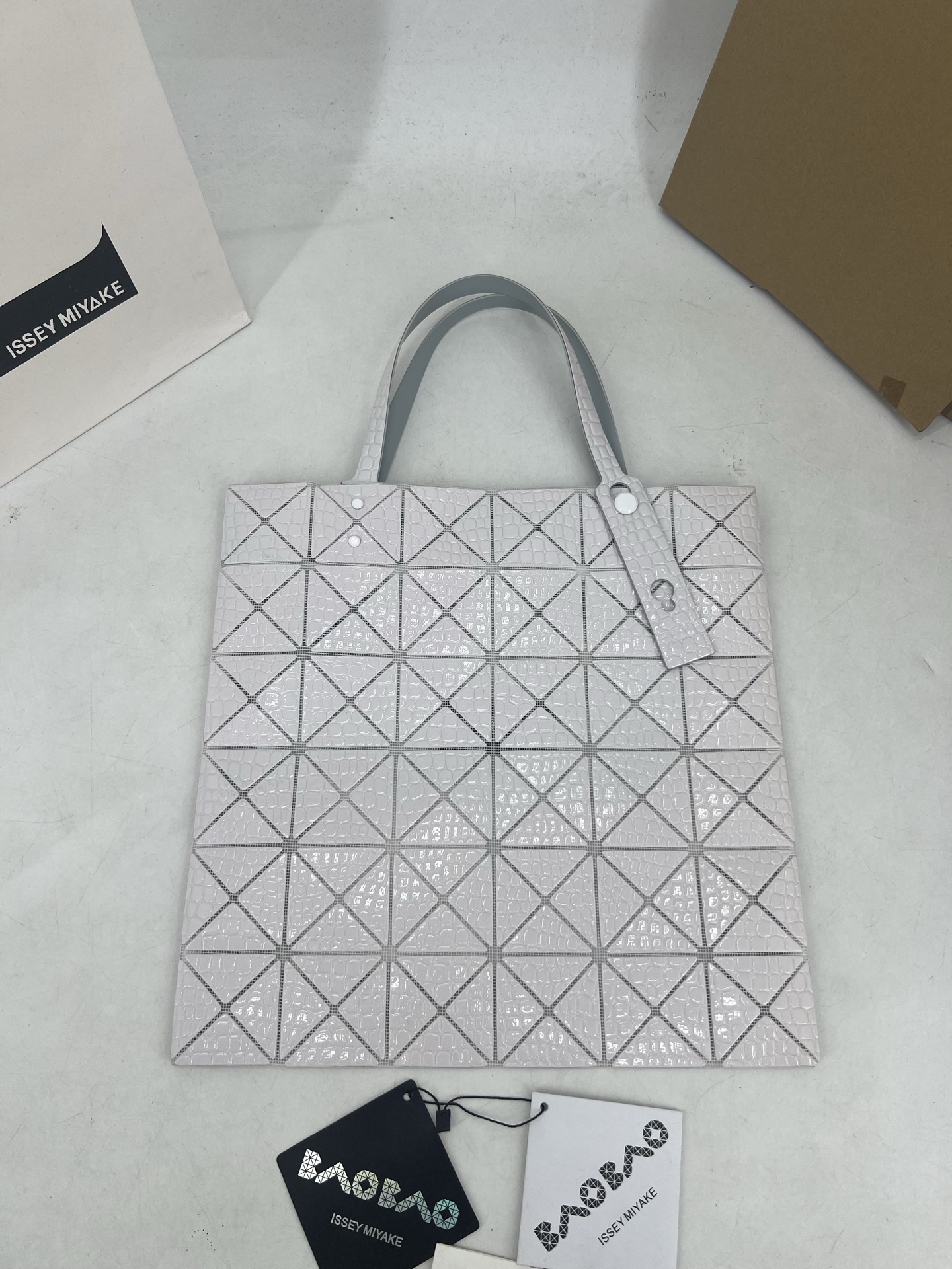 Issey Miyake ～三宅一生 4月新款6格怪兽系列 托特包通过施有压纹膜的立体面料来呈现“怪兽”般的纹理