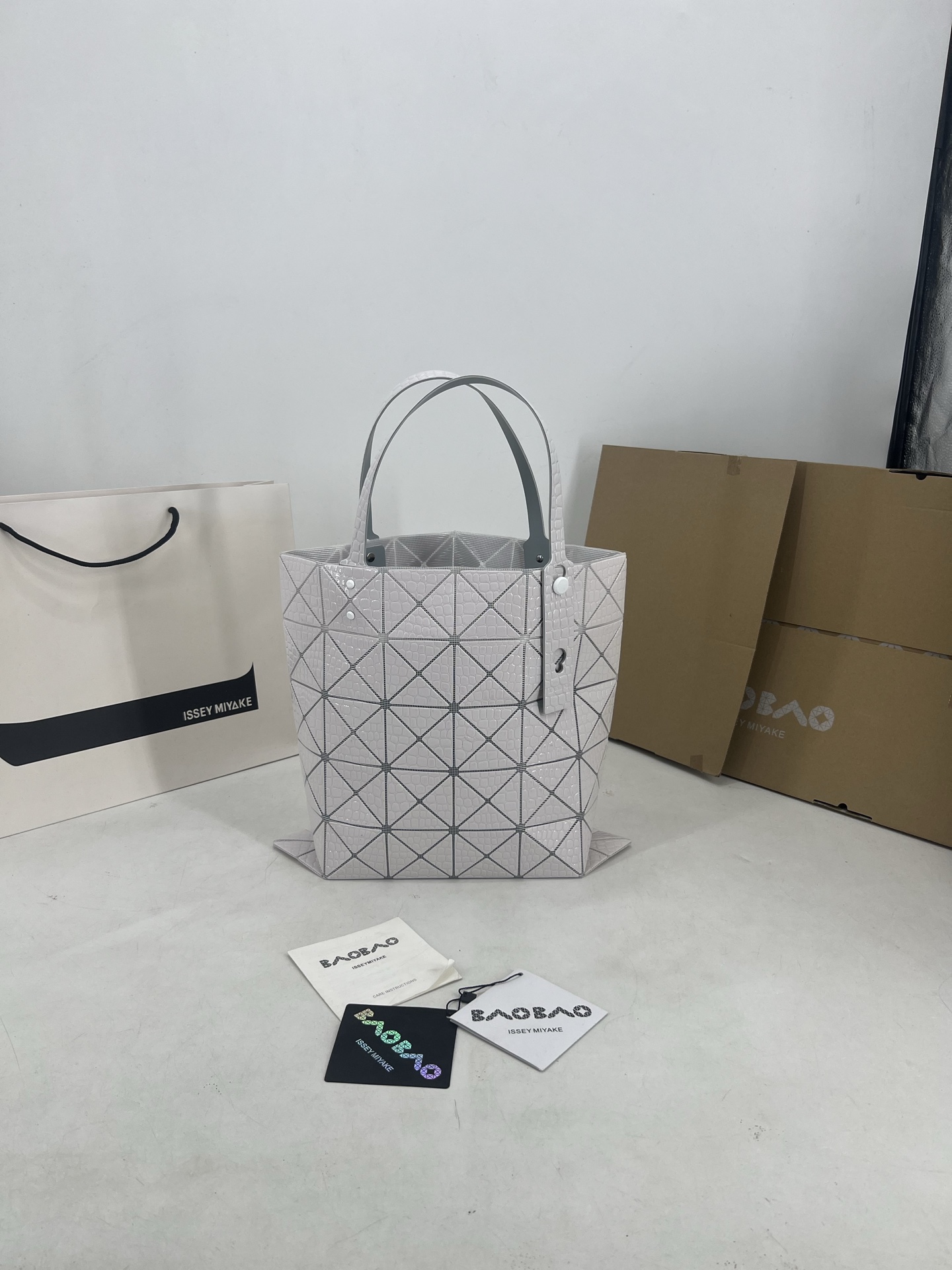 Issey Miyake ～三宅一生 4月新款6格怪兽系列 托特包通过施有压纹膜的立体面料来呈现“怪兽”般的纹理