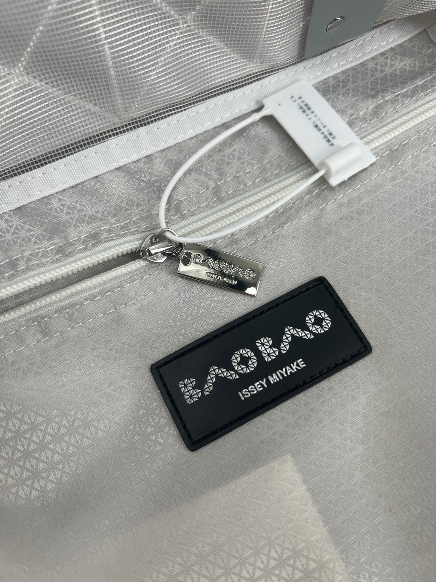 Issey Miyake ～三宅一生 4月新款6格怪兽系列 托特包通过施有压纹膜的立体面料来呈现“怪兽”般的纹理