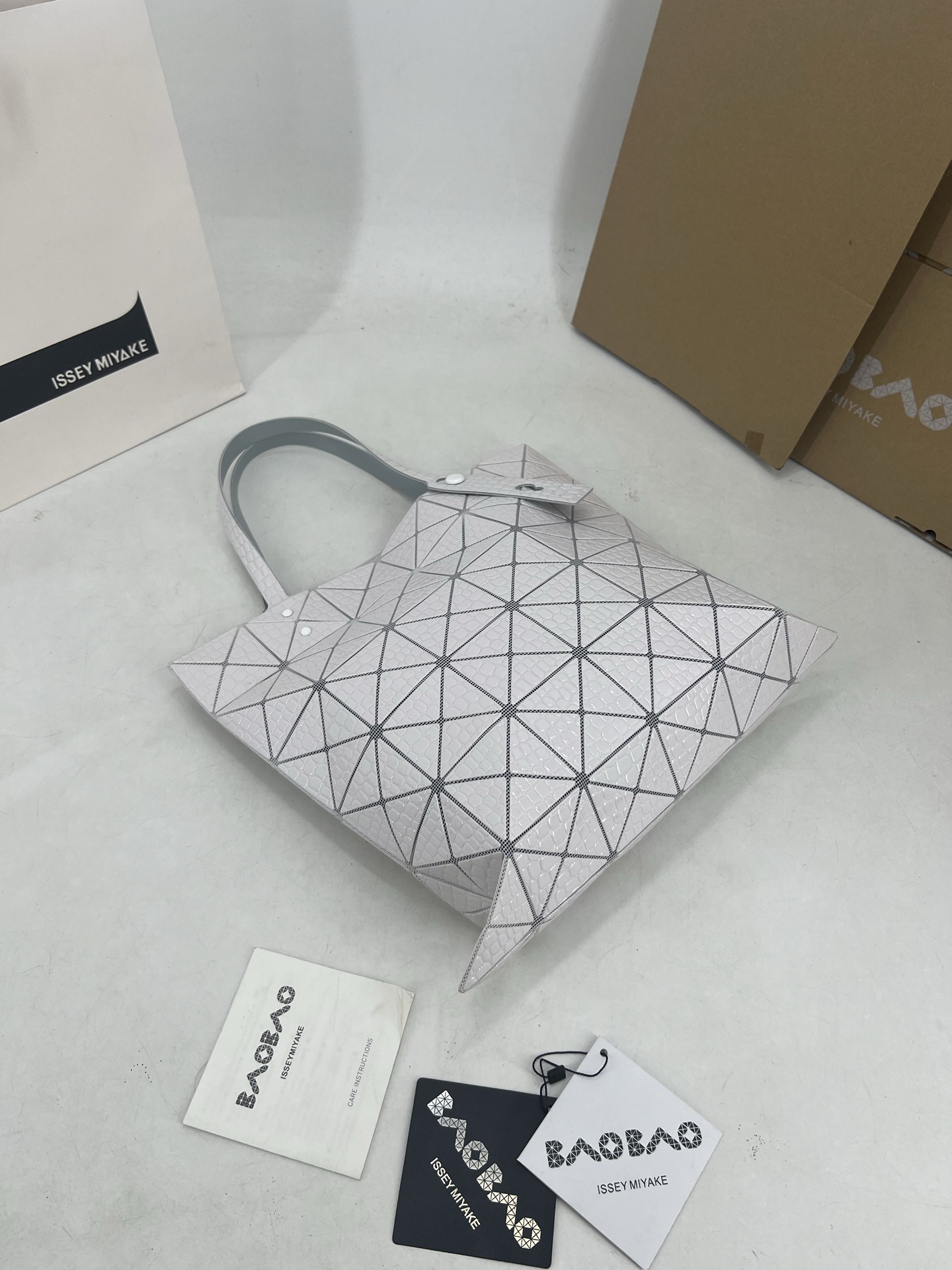 Issey Miyake ～三宅一生 4月新款6格怪兽系列 托特包通过施有压纹膜的立体面料来呈现“怪兽”般的纹理