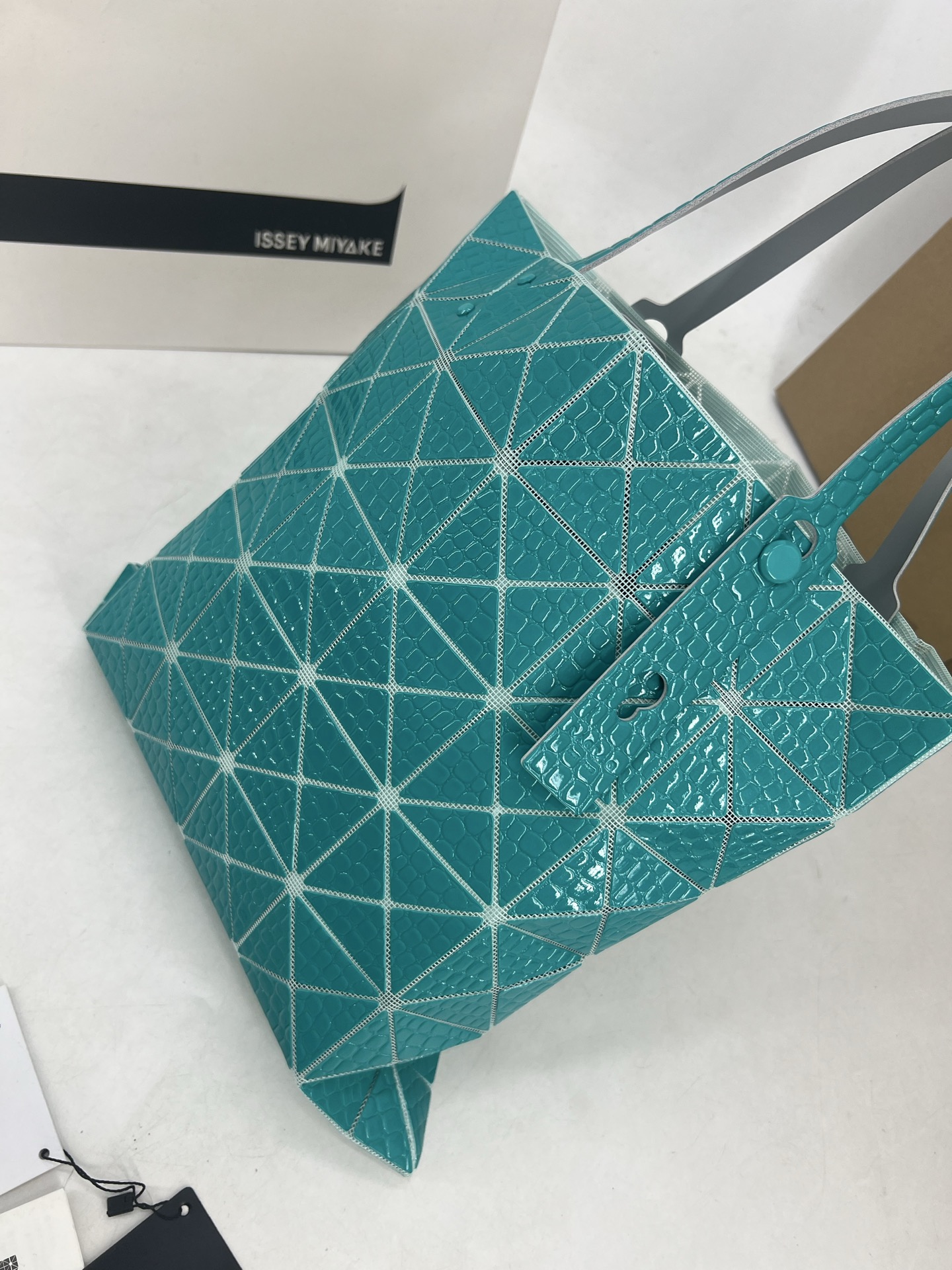 Issey Miyake ～三宅一生 4月新款6格怪兽系列 托特包通过施有压纹膜的立体面料来呈现“怪兽”般的纹理
