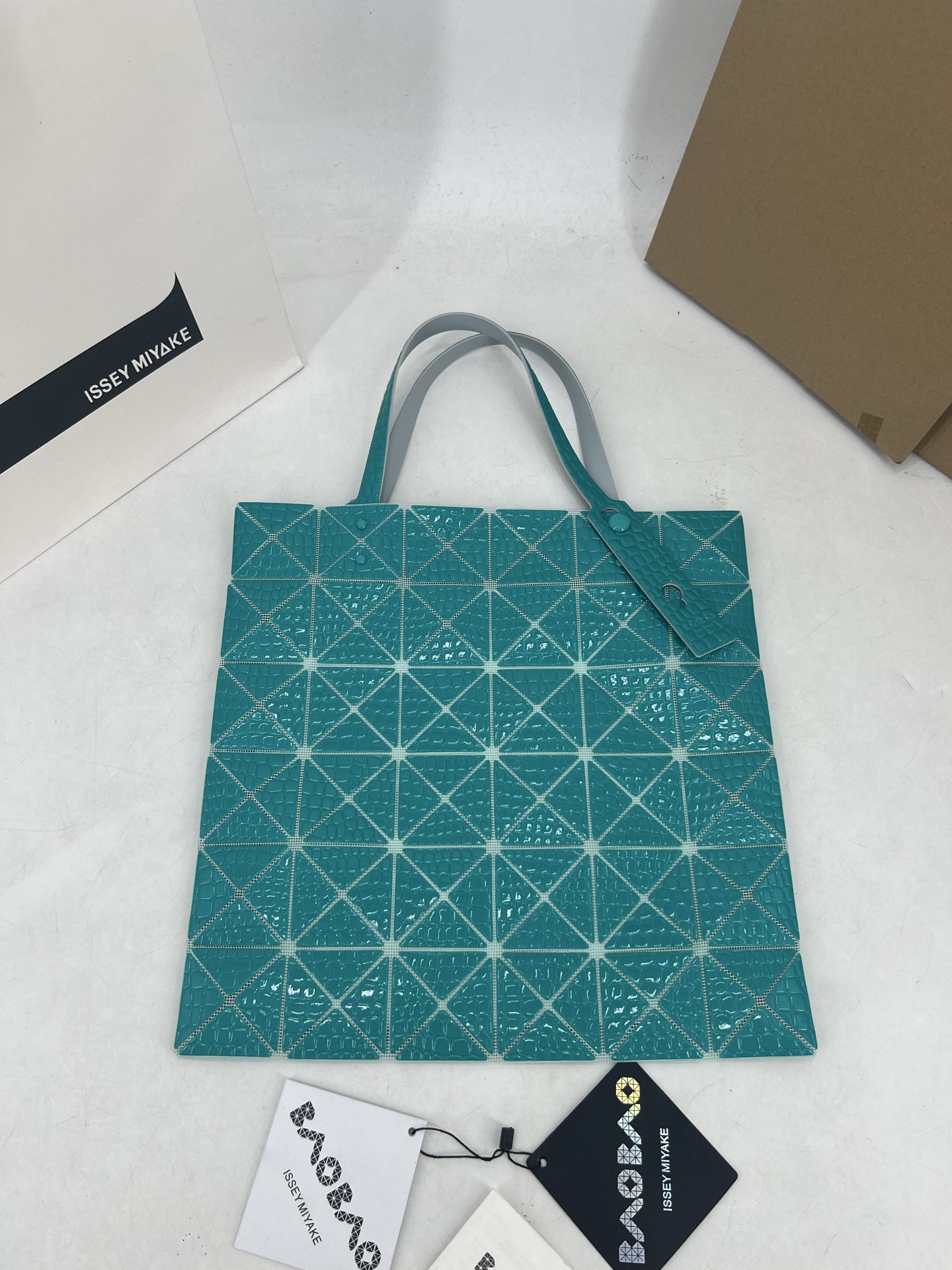 Issey Miyake ～三宅一生 4月新款6格怪兽系列 托特包通过施有压纹膜的立体面料来呈现“怪兽”般的纹理