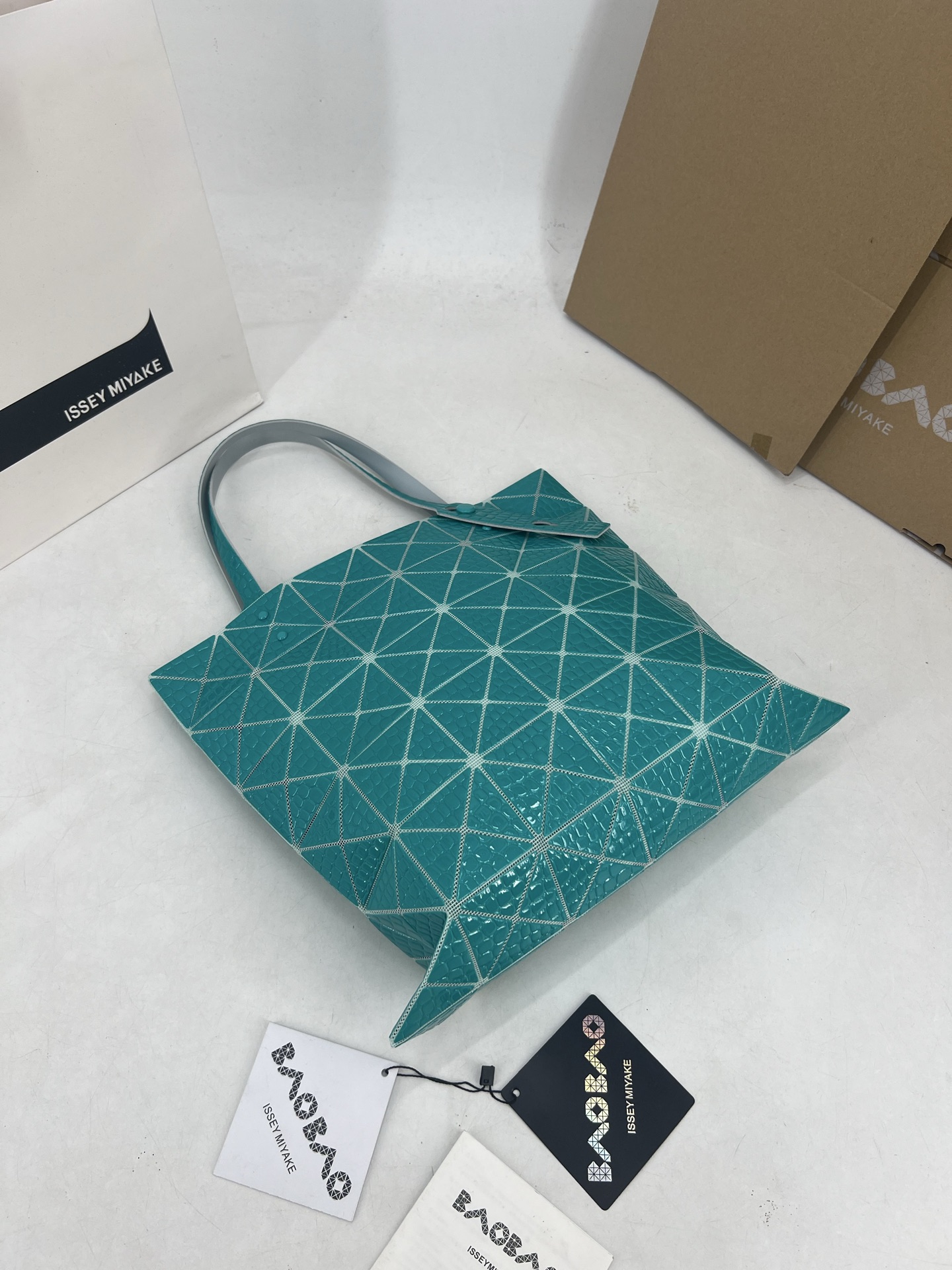Issey Miyake ～三宅一生 4月新款6格怪兽系列 托特包通过施有压纹膜的立体面料来呈现“怪兽”般的纹理