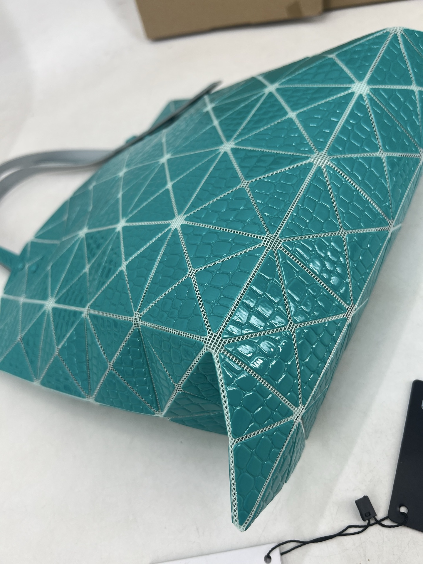 Issey Miyake ～三宅一生 4月新款6格怪兽系列 托特包通过施有压纹膜的立体面料来呈现“怪兽”般的纹理