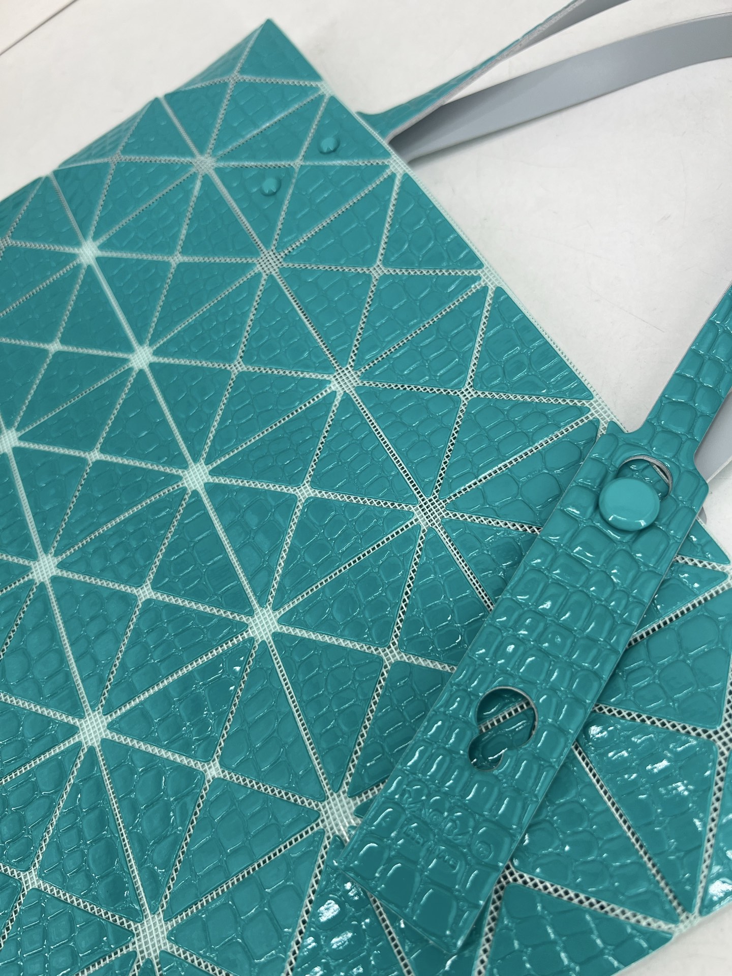Issey Miyake ～三宅一生 4月新款6格怪兽系列 托特包通过施有压纹膜的立体面料来呈现“怪兽”般的纹理