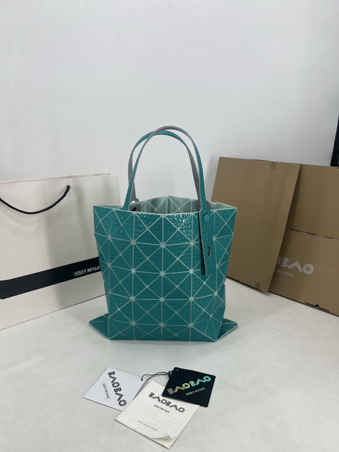 Issey Miyake ～三宅一生 4月新款6格怪兽系列 托特包通过施有压纹膜的立体面料来呈现“怪兽”般的纹理