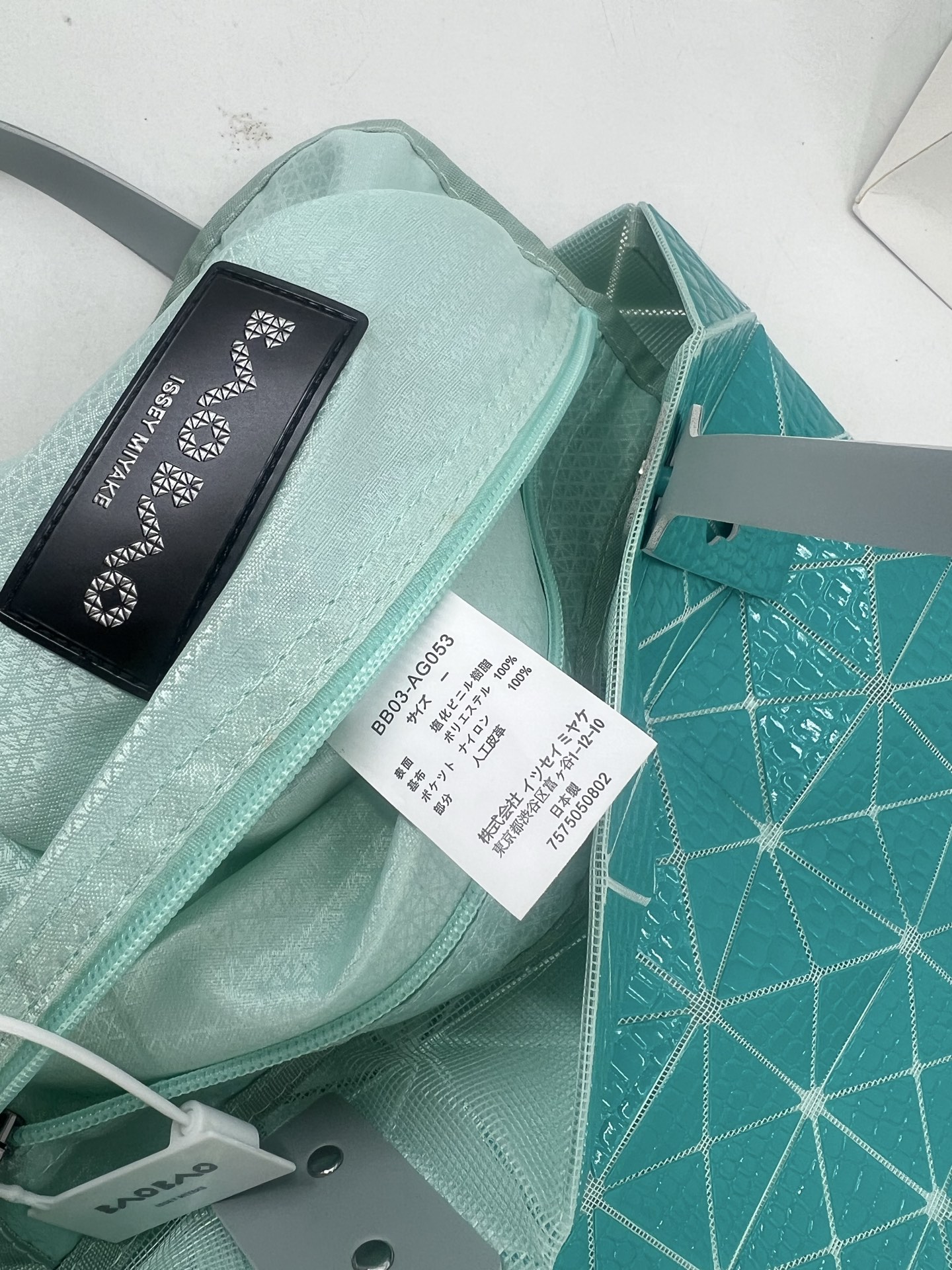 Issey Miyake ～三宅一生 4月新款6格怪兽系列 托特包通过施有压纹膜的立体面料来呈现“怪兽”般的纹理