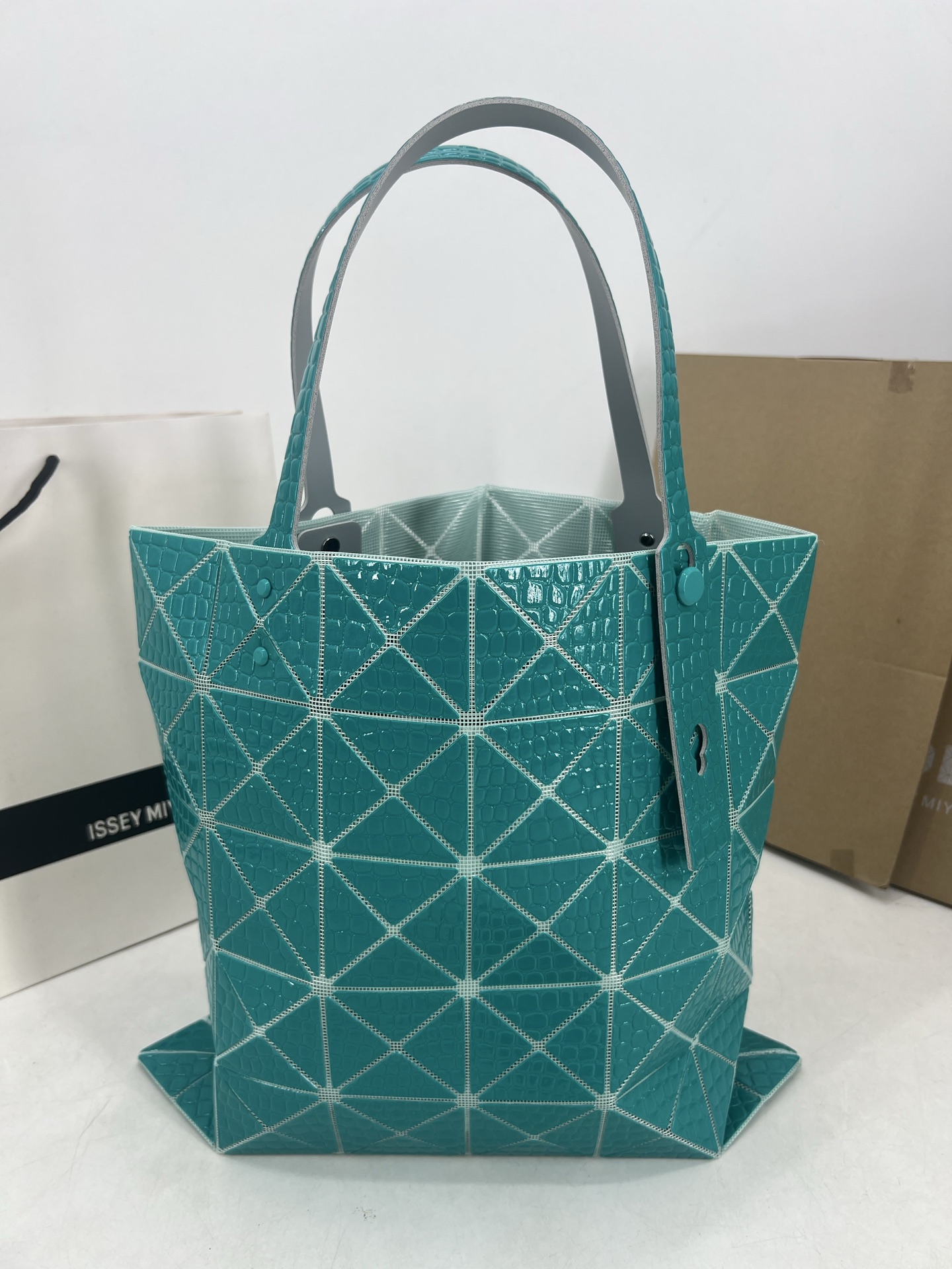 Issey Miyake ～三宅一生 4月新款6格怪兽系列 托特包通过施有压纹膜的立体面料来呈现“怪兽”般的纹理