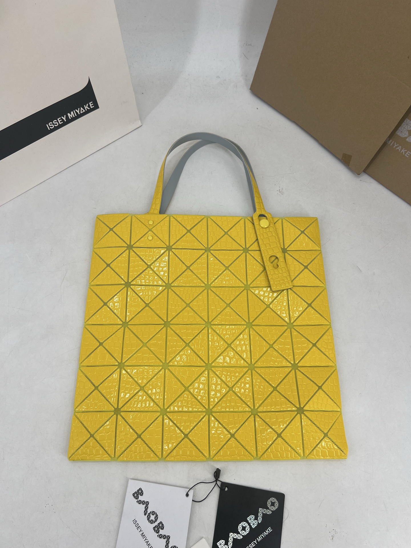 Issey Miyake ～三宅一生 4月新款6格怪兽系列 托特包通过施有压纹膜的立体面料来呈现“怪兽”般的纹理