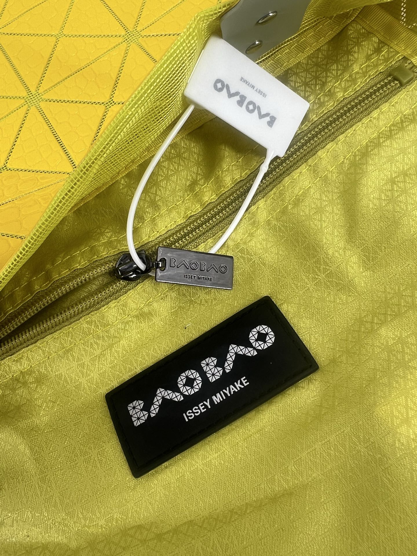Issey Miyake ～三宅一生 4月新款6格怪兽系列 托特包通过施有压纹膜的立体面料来呈现“怪兽”般的纹理