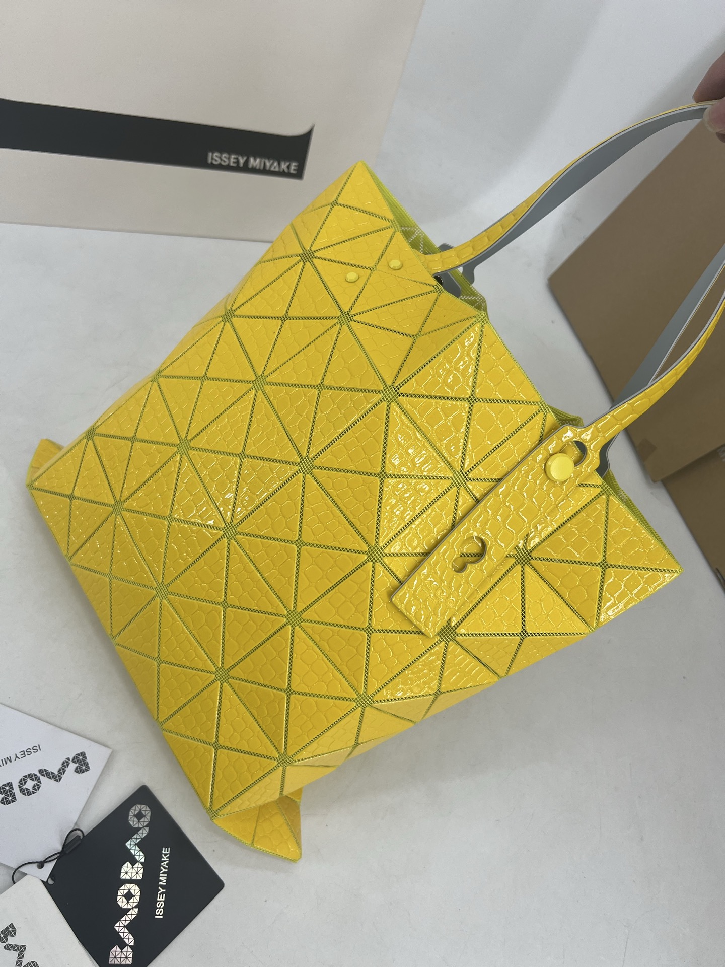 Issey Miyake ～三宅一生 4月新款6格怪兽系列 托特包通过施有压纹膜的立体面料来呈现“怪兽”般的纹理