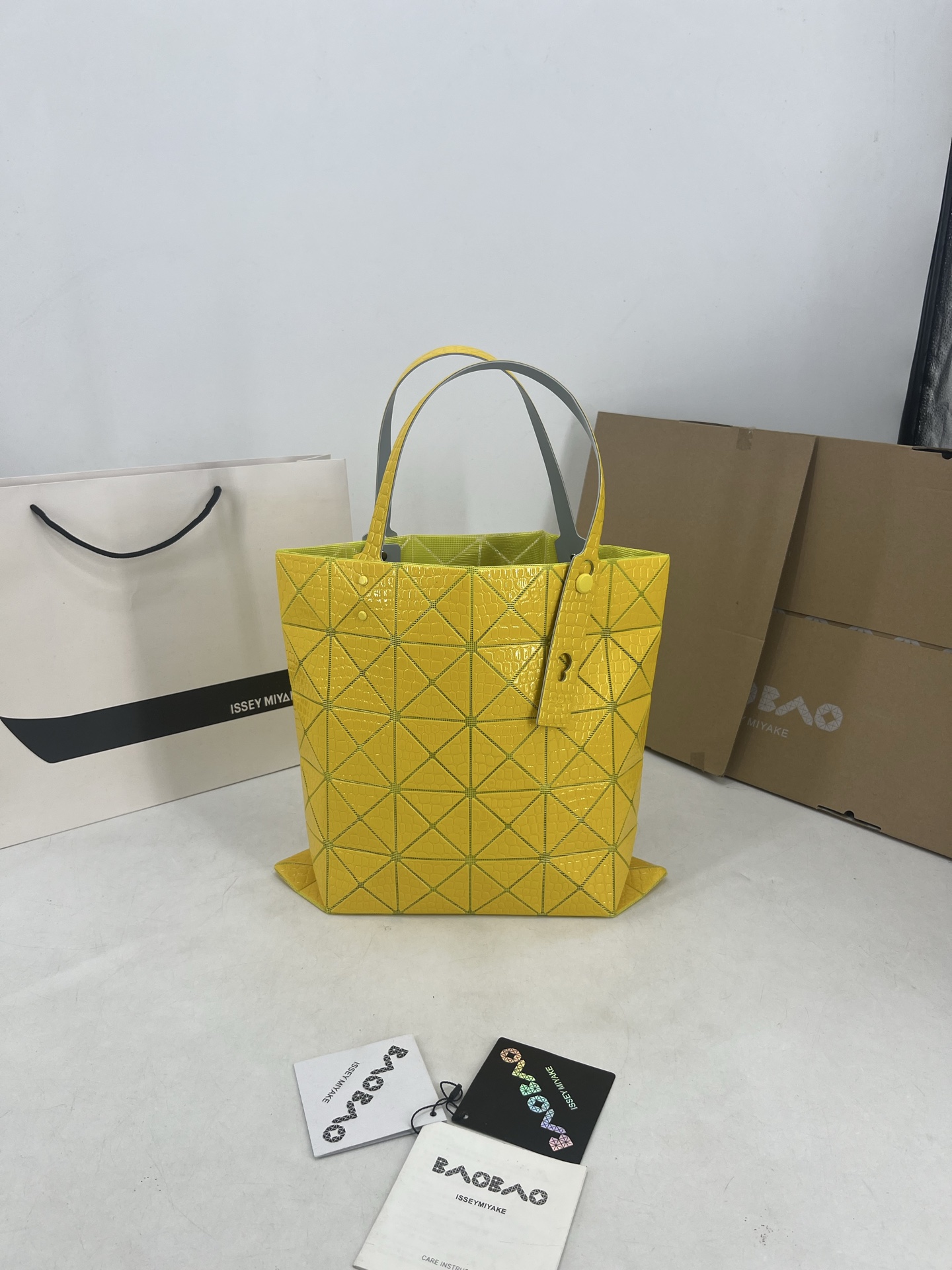 Issey Miyake ～三宅一生 4月新款6格怪兽系列 托特包通过施有压纹膜的立体面料来呈现“怪兽”般的纹理