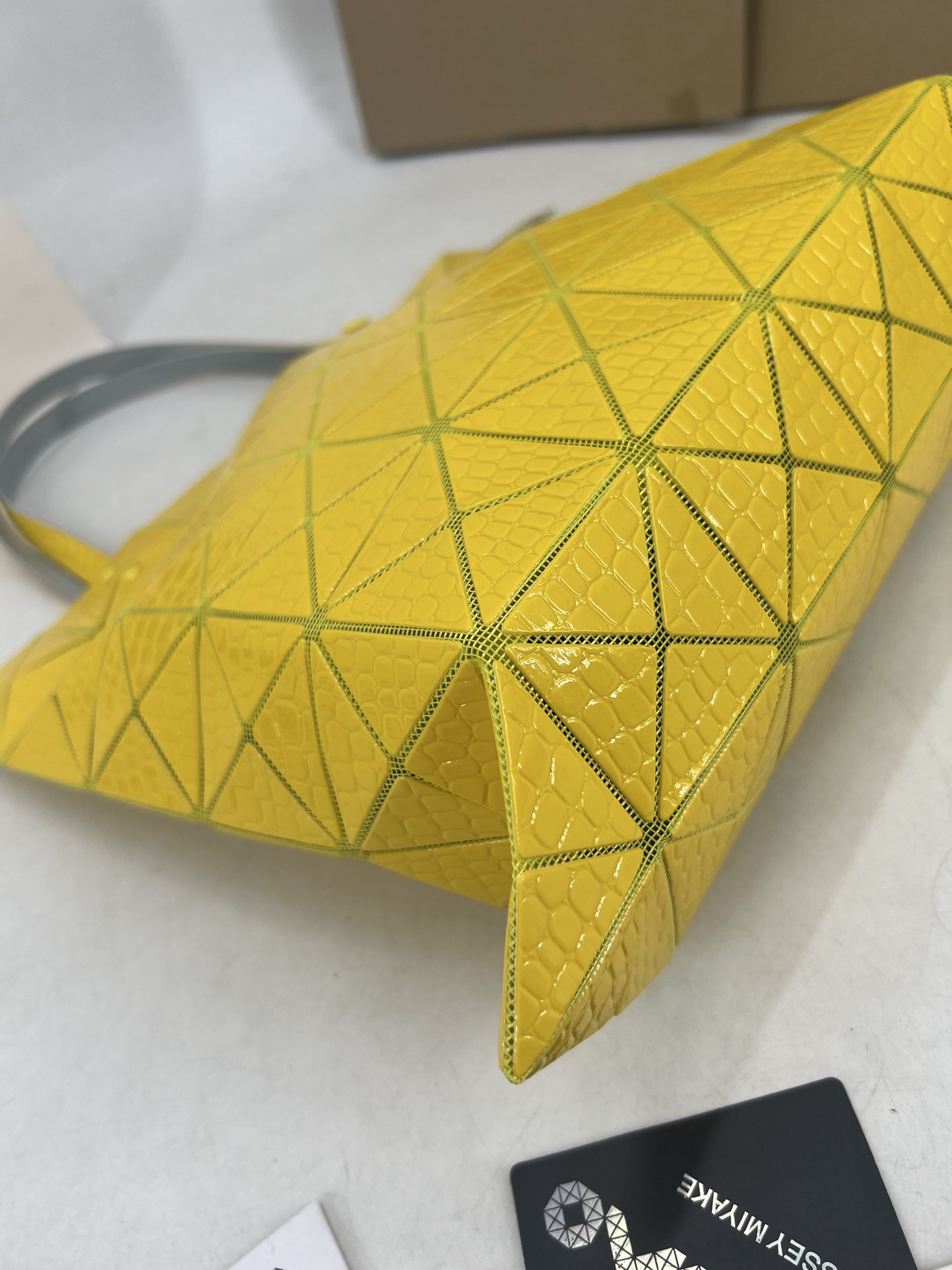 Issey Miyake ～三宅一生 4月新款6格怪兽系列 托特包通过施有压纹膜的立体面料来呈现“怪兽”般的纹理