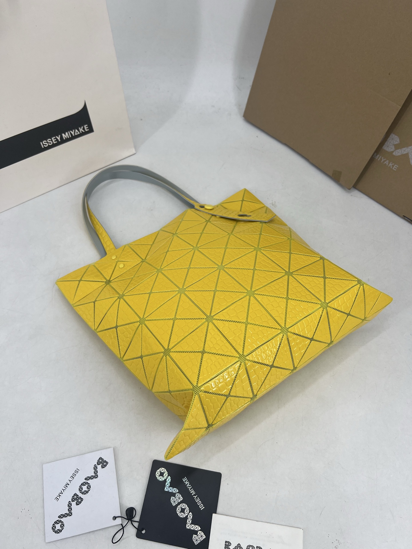 Issey Miyake ～三宅一生 4月新款6格怪兽系列 托特包通过施有压纹膜的立体面料来呈现“怪兽”般的纹理