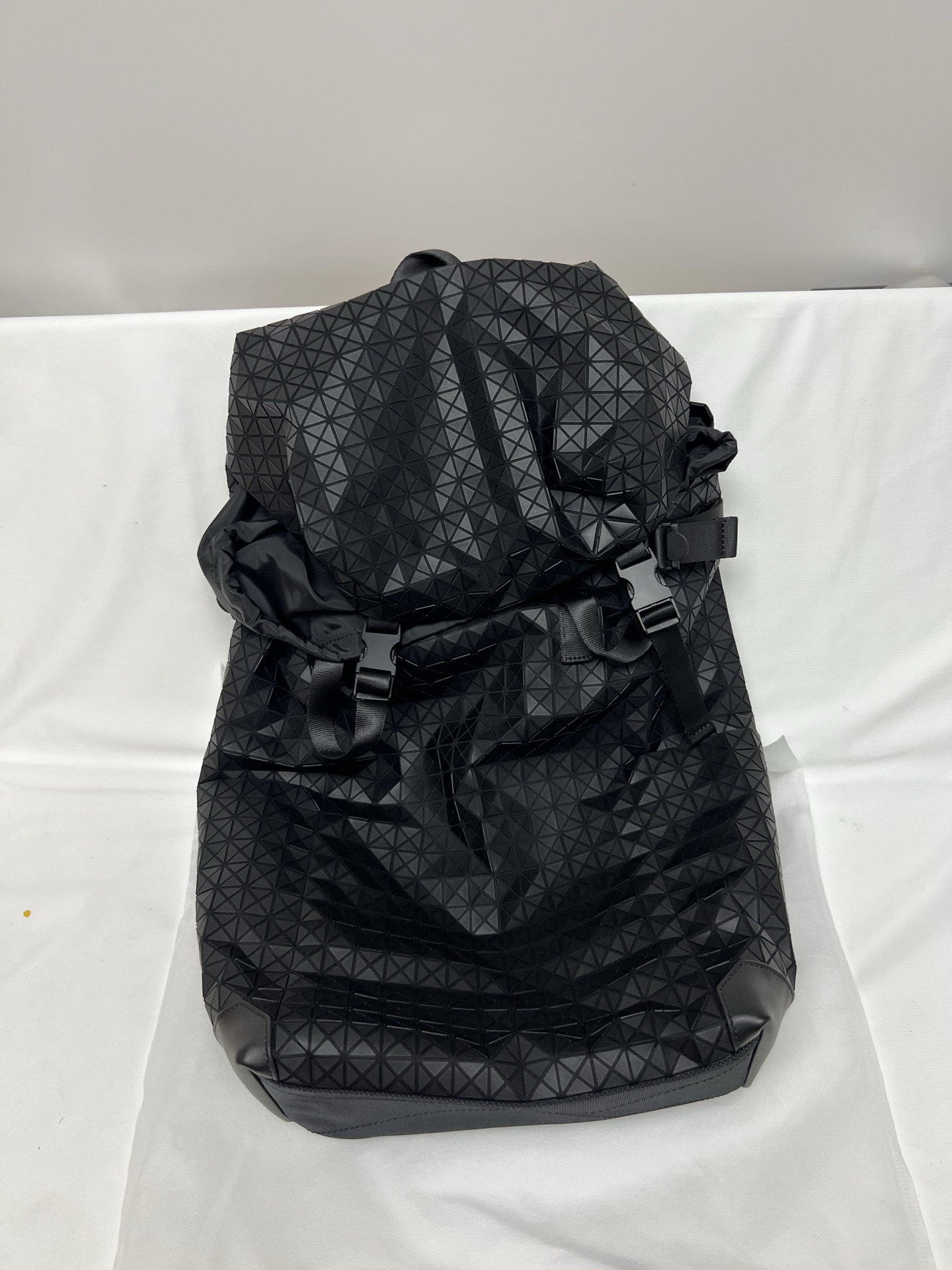 Issey Miyake ～三宅一生 新款硅胶登山包 黑色