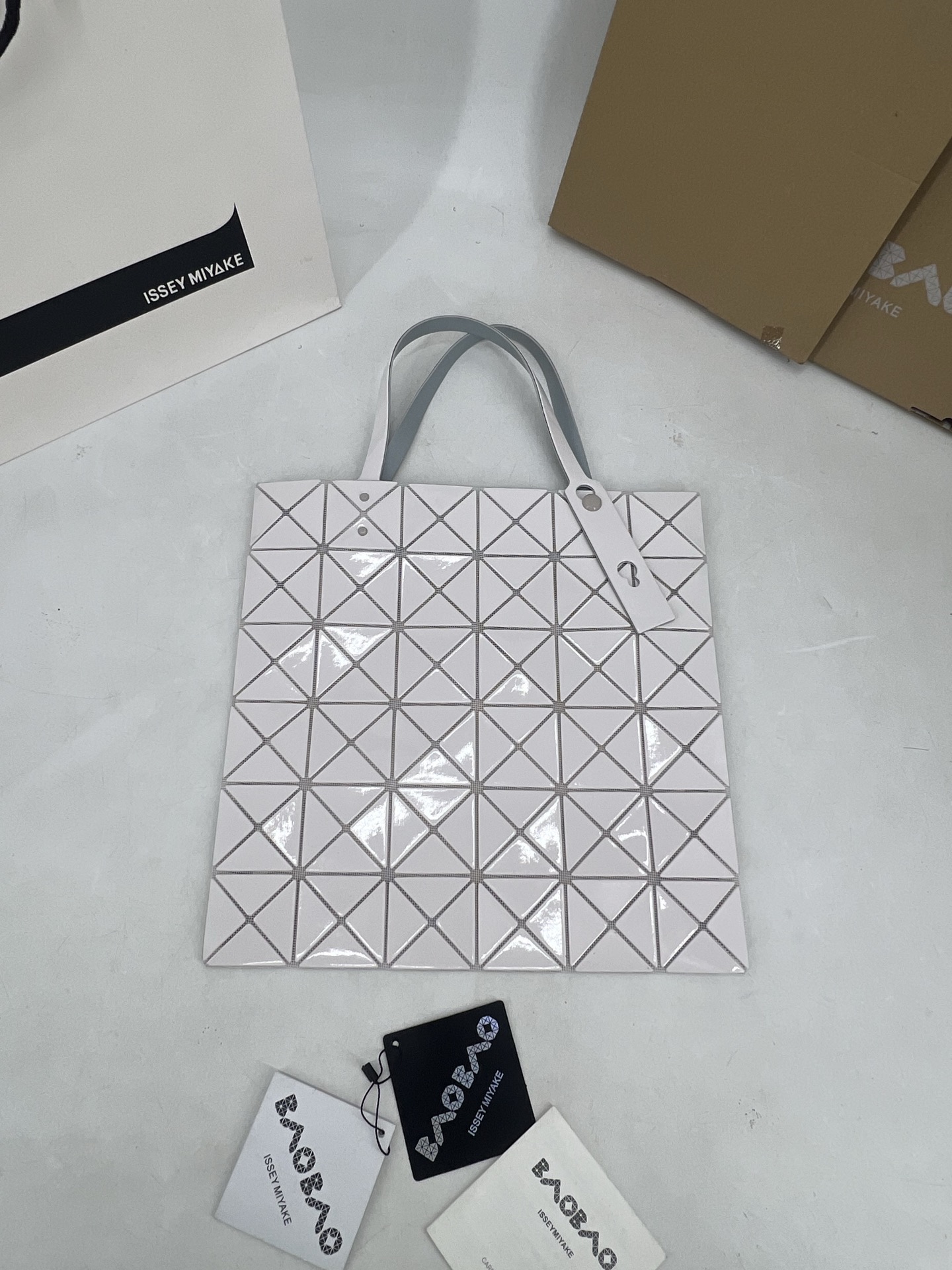 Issey Miyake ～三宅一生5月新款 6格同色五金 LUCENT系列托特包采用具有光泽的漆面材料制成