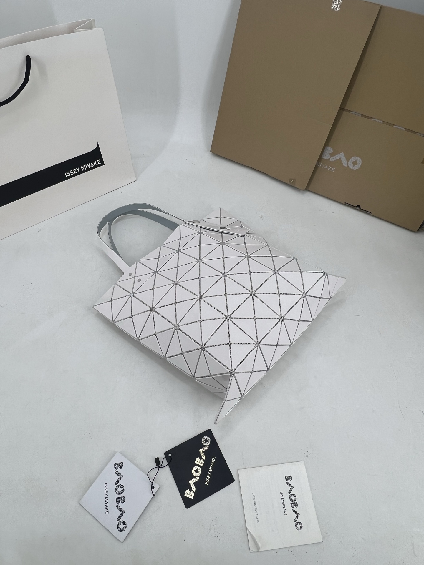 Issey Miyake ～三宅一生5月新款 6格同色五金 LUCENT系列托特包采用具有光泽的漆面材料制成
