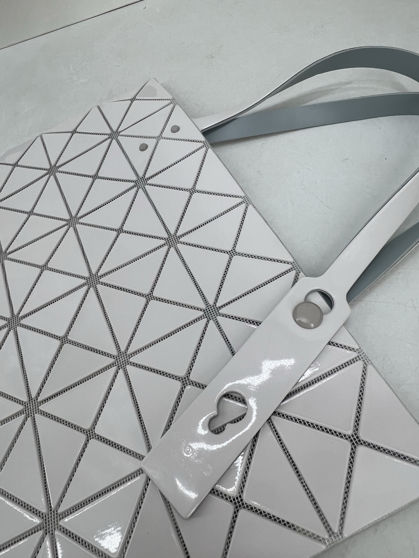 Issey Miyake ～三宅一生5月新款 6格同色五金 LUCENT系列托特包采用具有光泽的漆面材料制成