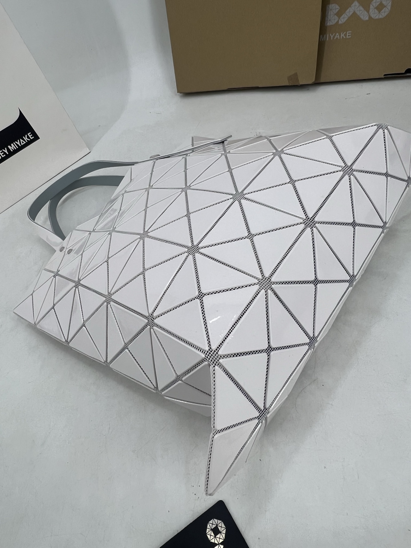 Issey Miyake ～三宅一生5月新款 6格同色五金 LUCENT系列托特包采用具有光泽的漆面材料制成