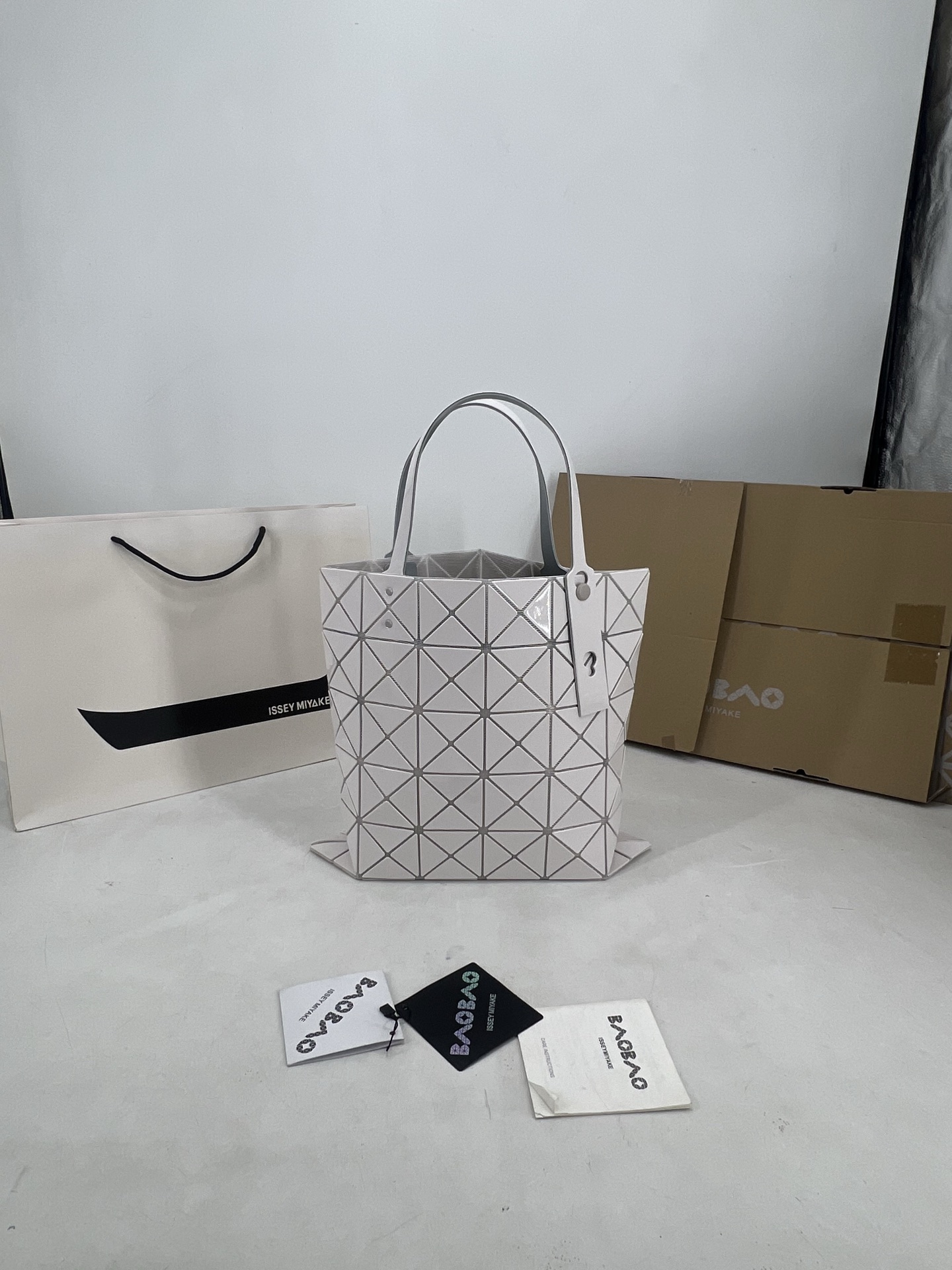 Issey Miyake ～三宅一生5月新款 6格同色五金 LUCENT系列托特包采用具有光泽的漆面材料制成