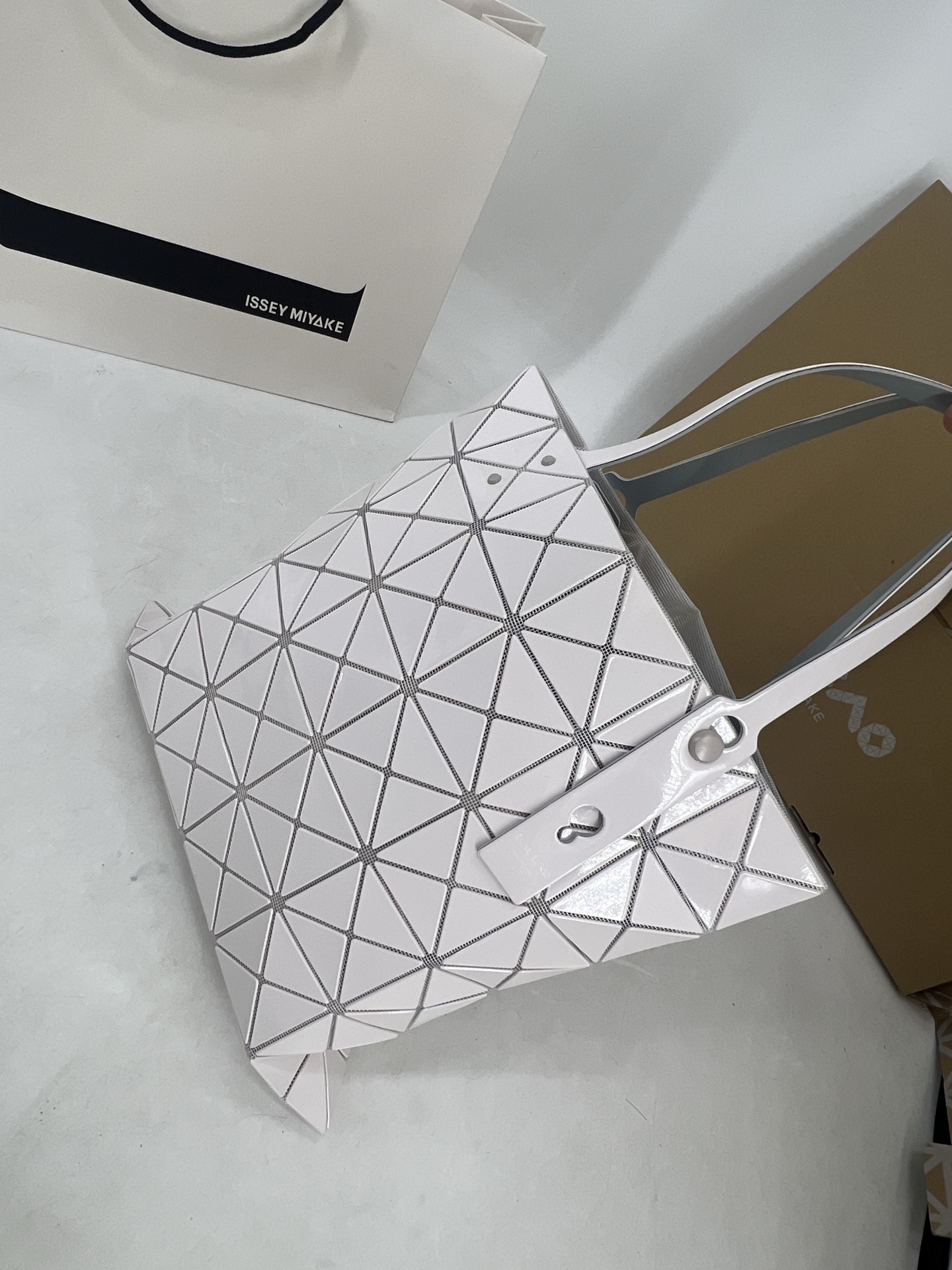 Issey Miyake ～三宅一生5月新款 6格同色五金 LUCENT系列托特包采用具有光泽的漆面材料制成