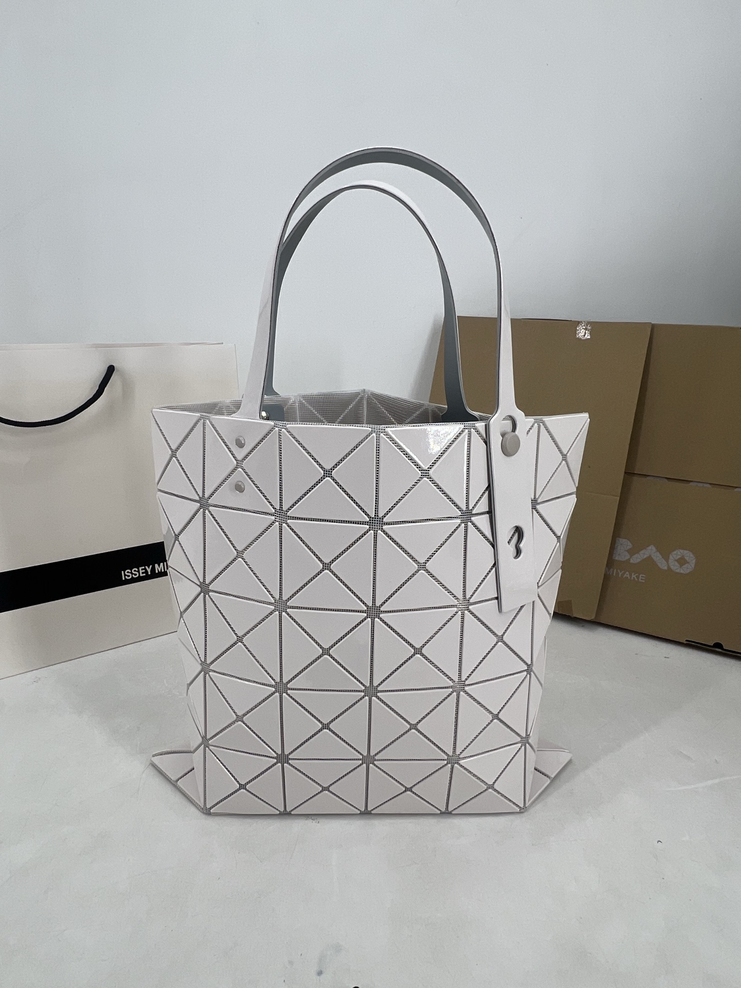 Issey Miyake ～三宅一生5月新款 6格同色五金 LUCENT系列托特包采用具有光泽的漆面材料制成