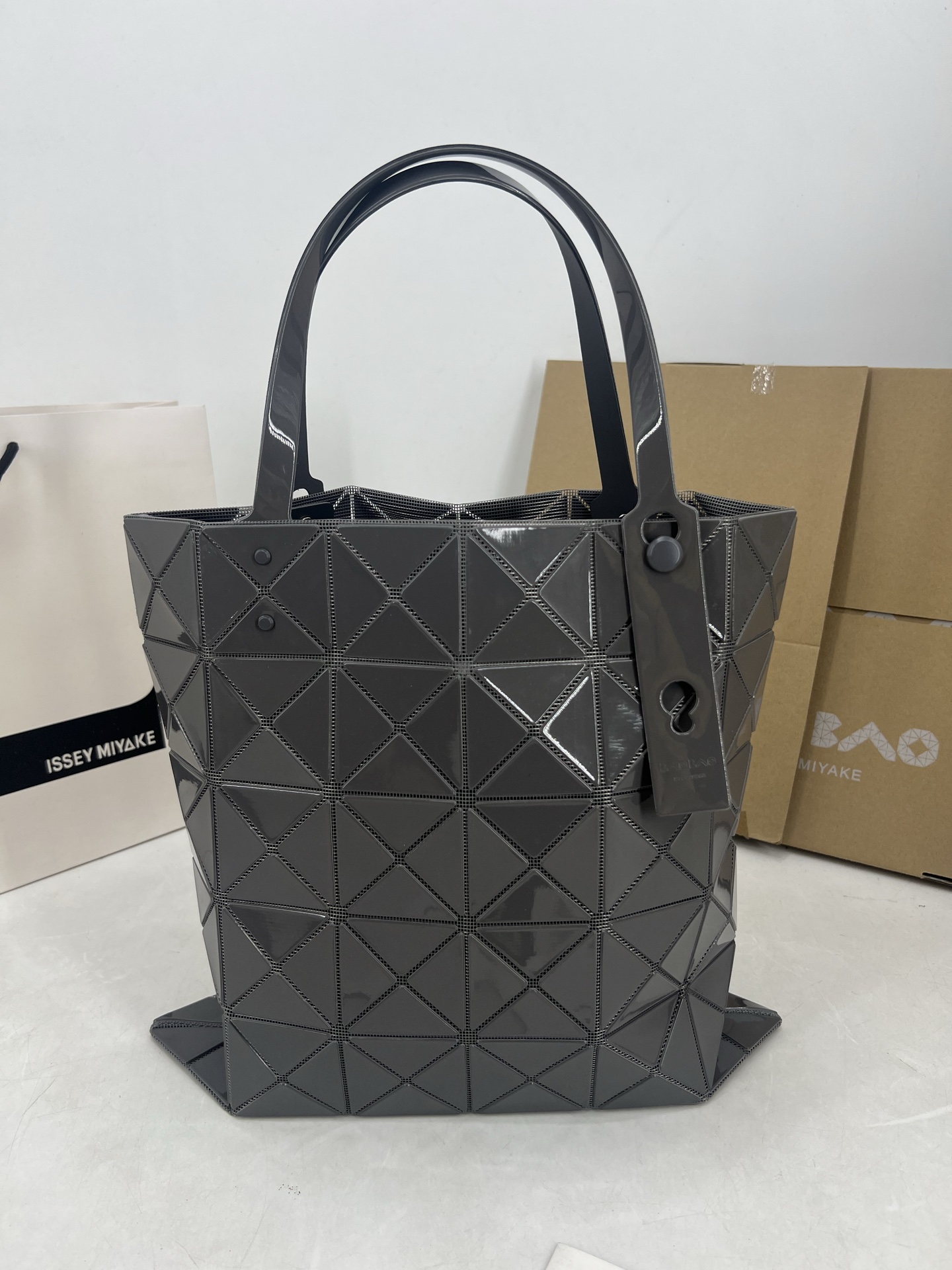 Issey Miyake ～三宅一生5月新款 6格同色五金 LUCENT系列托特包采用具有光泽的漆面材料制成