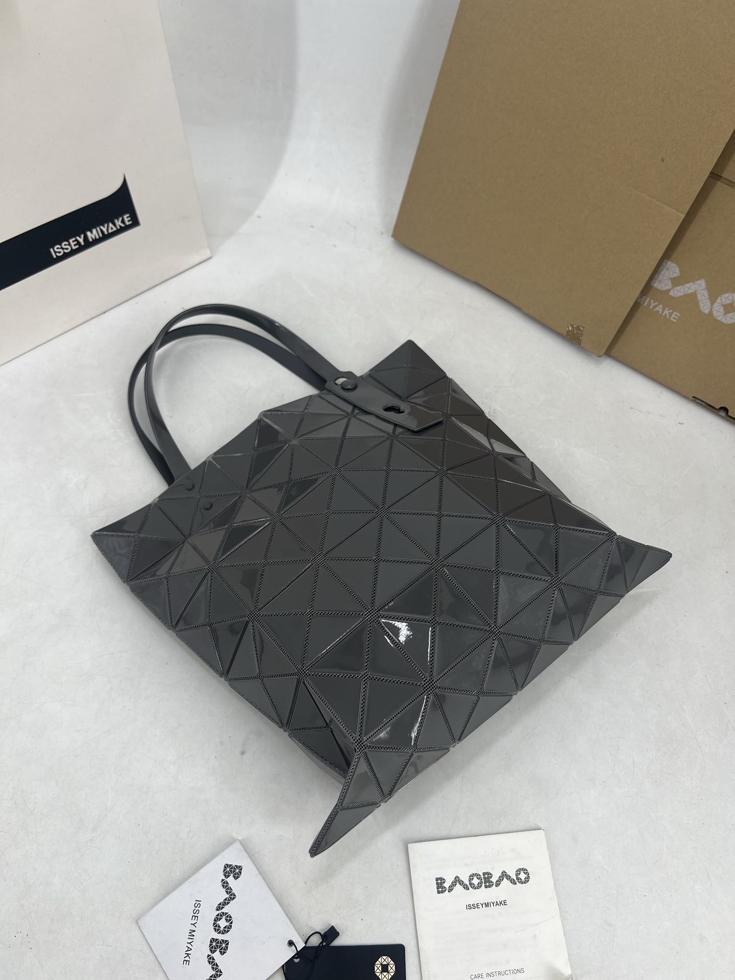 Issey Miyake ～三宅一生5月新款 6格同色五金 LUCENT系列托特包采用具有光泽的漆面材料制成
